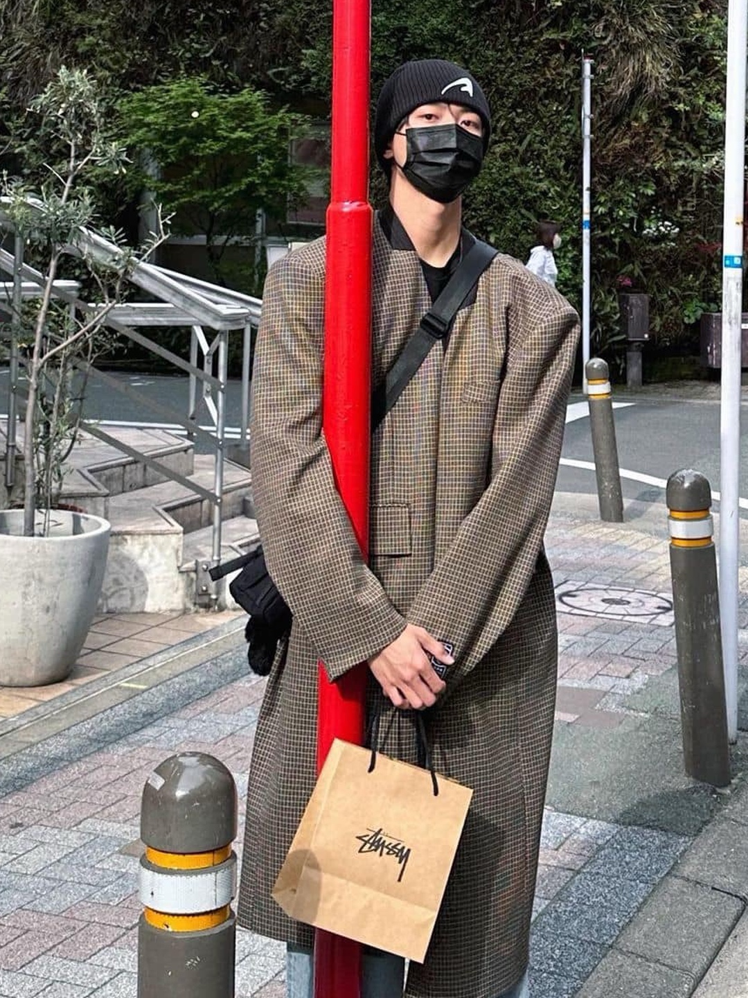 (W) Maison Margiela Check Wool Trench Coat Brown, [KREAM 단독] Haleine Detachable Hood Padded Check Mac Coat Greyish Beige 착용 스타일 - 5