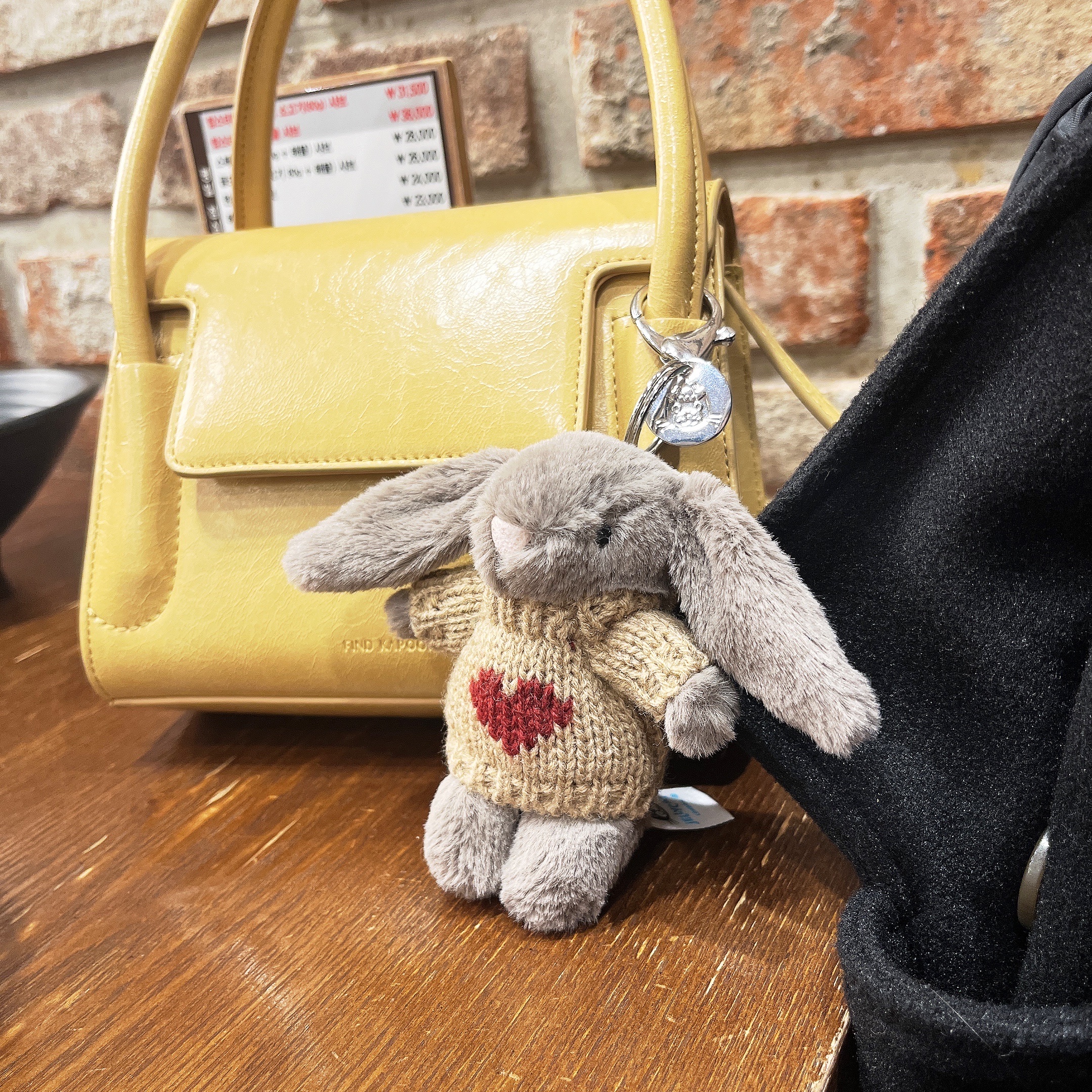 Jellycat Bashful Bunny Truffle Bag Charm Brown 착용 스타일 - 2