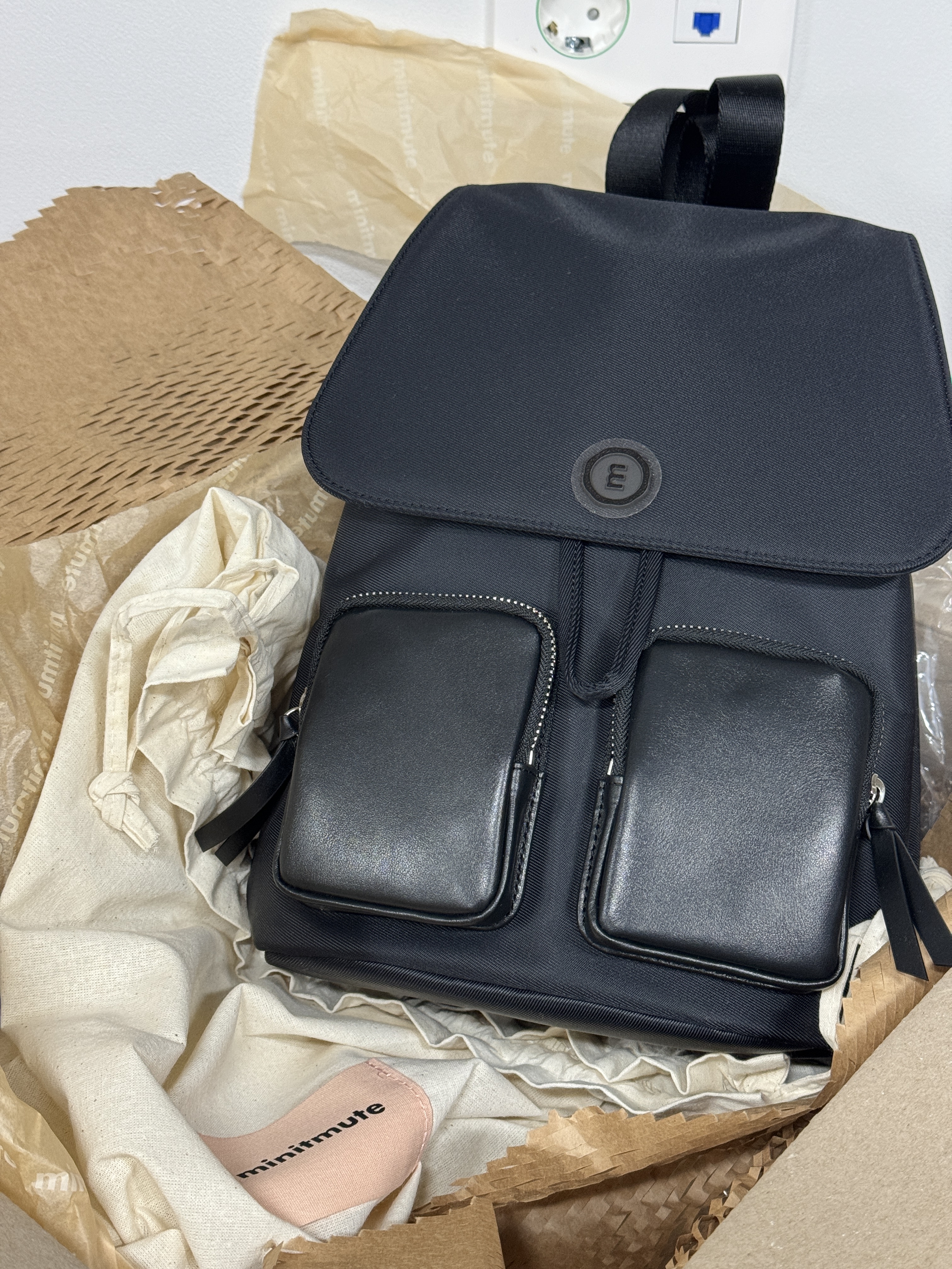 Minitmute Clo Backpack Black 착용 스타일