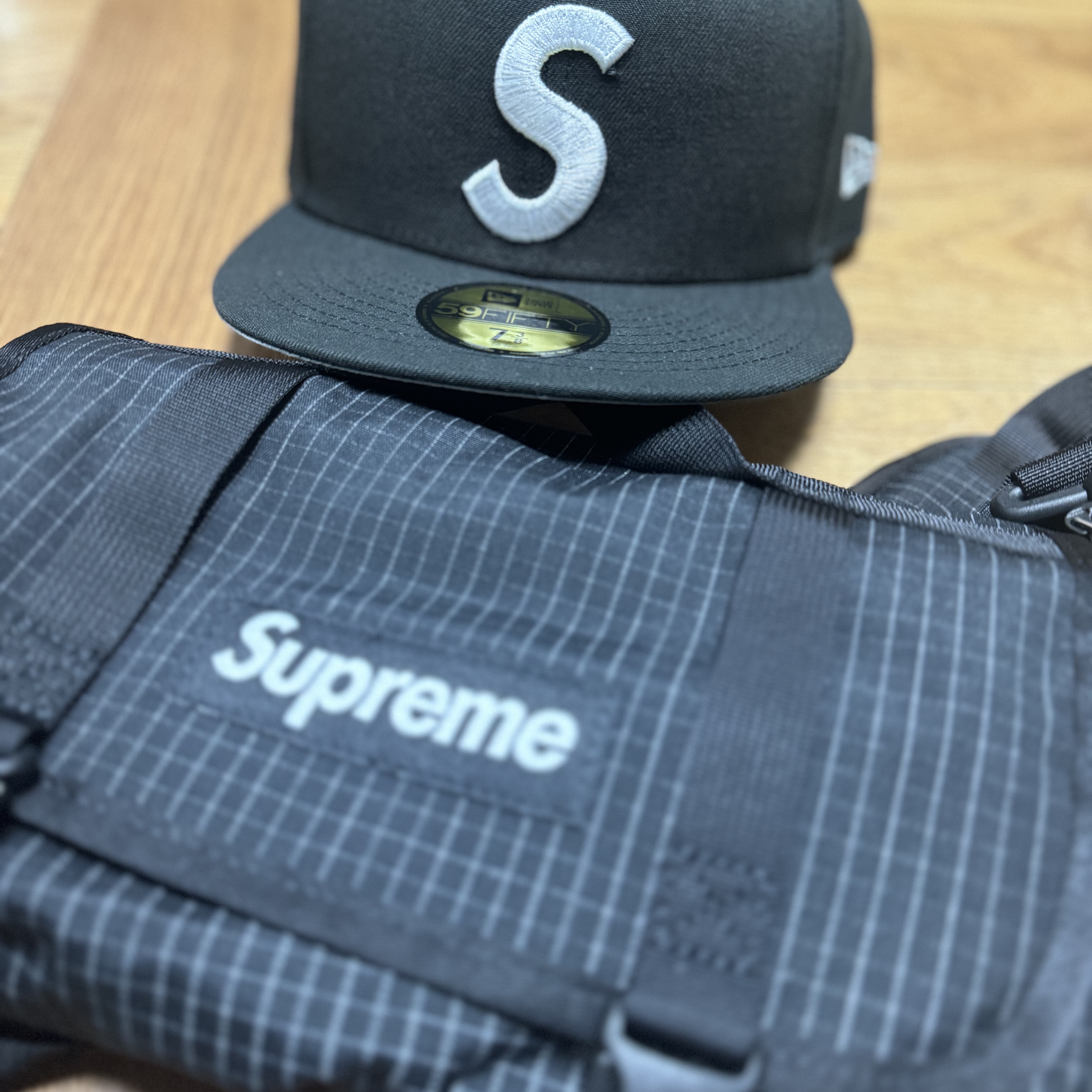 Supreme Mini Duffle Bag Black - 24SS, Supreme Hanes Crew Socks Black (4 Pack) 착용 스타일 - 4