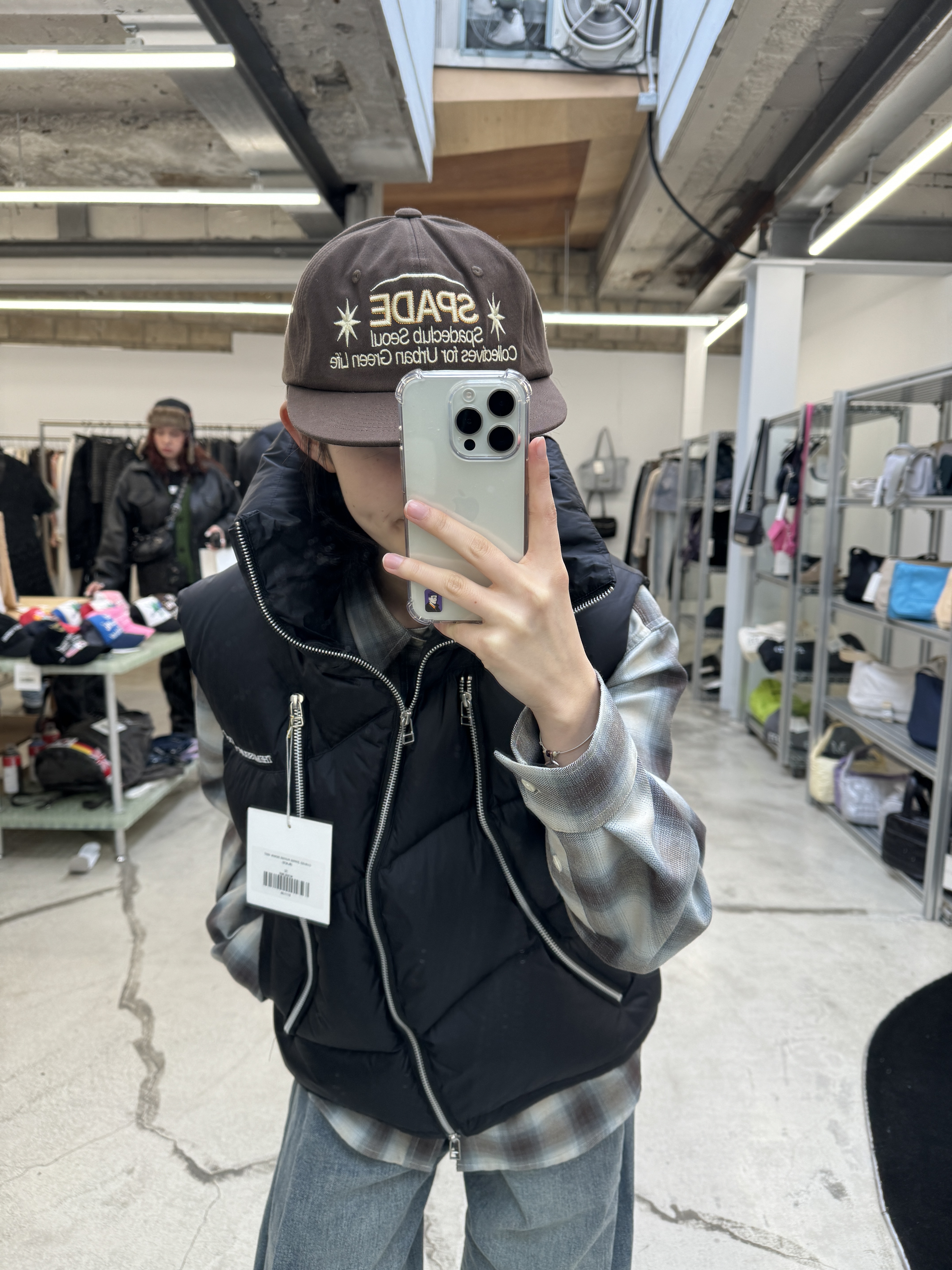 The Museum Visitor KREAM Curved Zipper Puffer Down Vest Glossy Black - 23FW, (W) Matin Kim Lettering Ball Cap Orange 착용 스타일 - 2