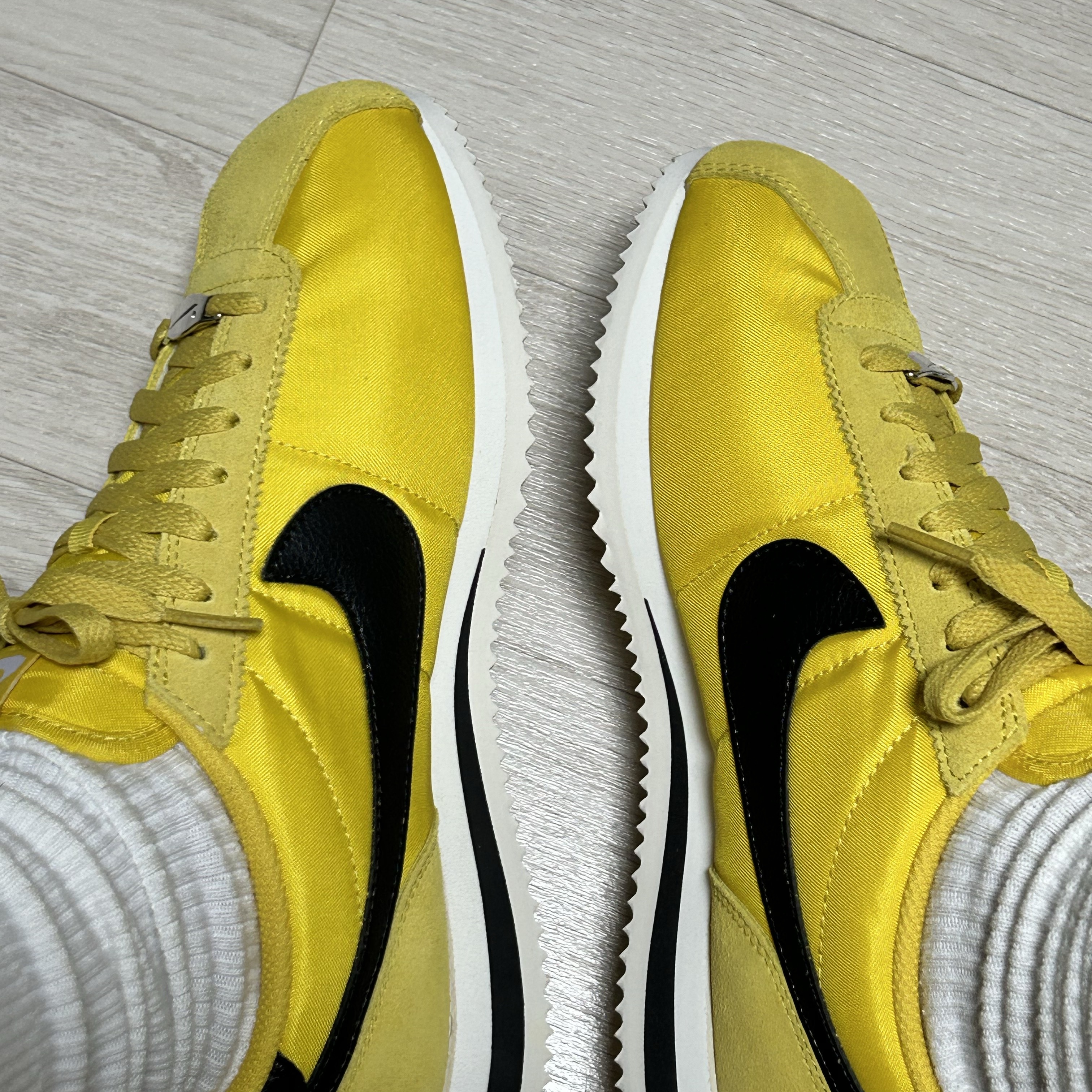 (W) Nike Cortez Vivid Sulfur 착용 스타일 - 2
