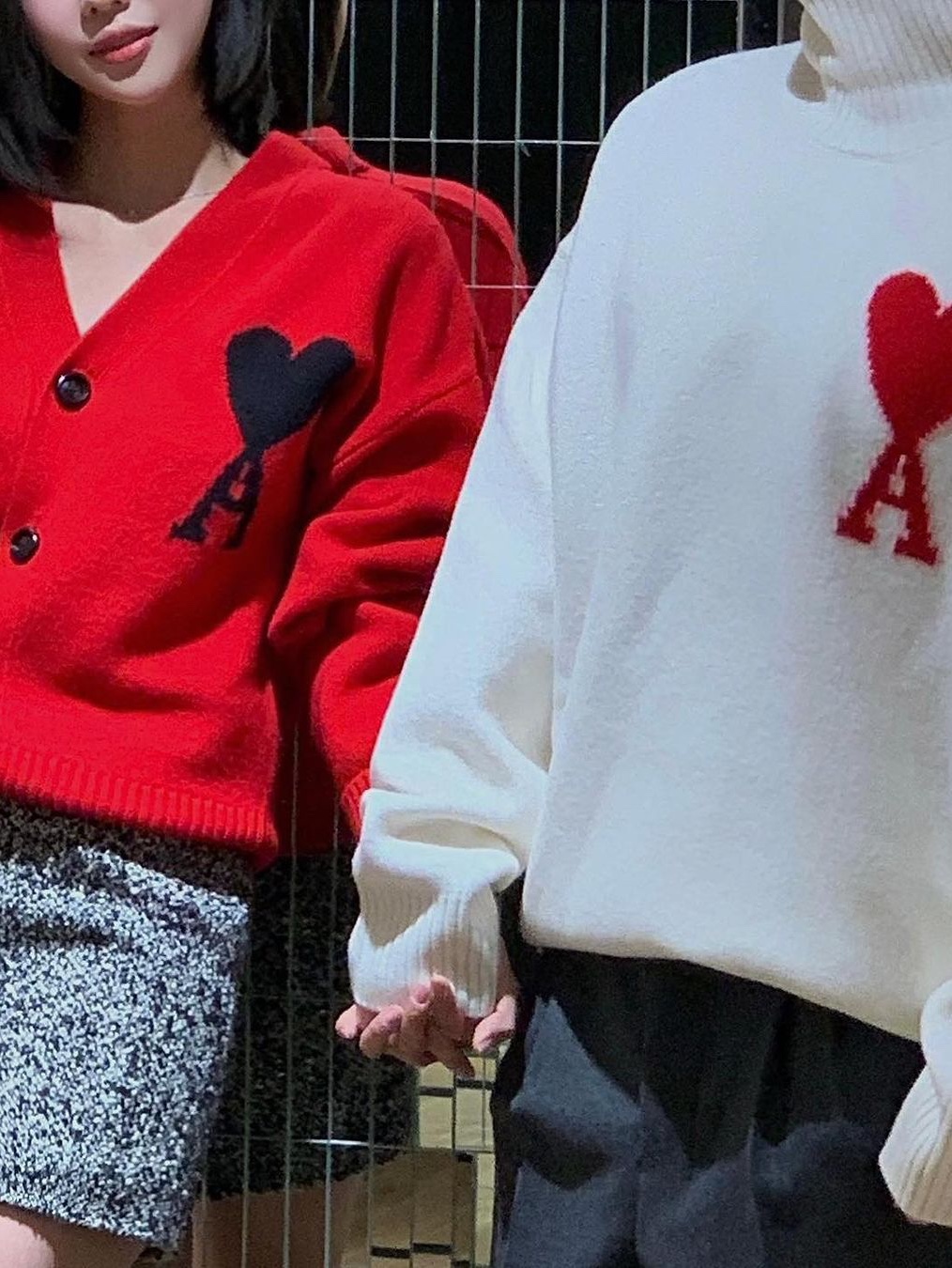 AMI de Coeur Oversize Intarsia Sweater Off White Red, AMI de Coeur Oversize Intarsia Cardigan Red Black 착용 스타일 - 2