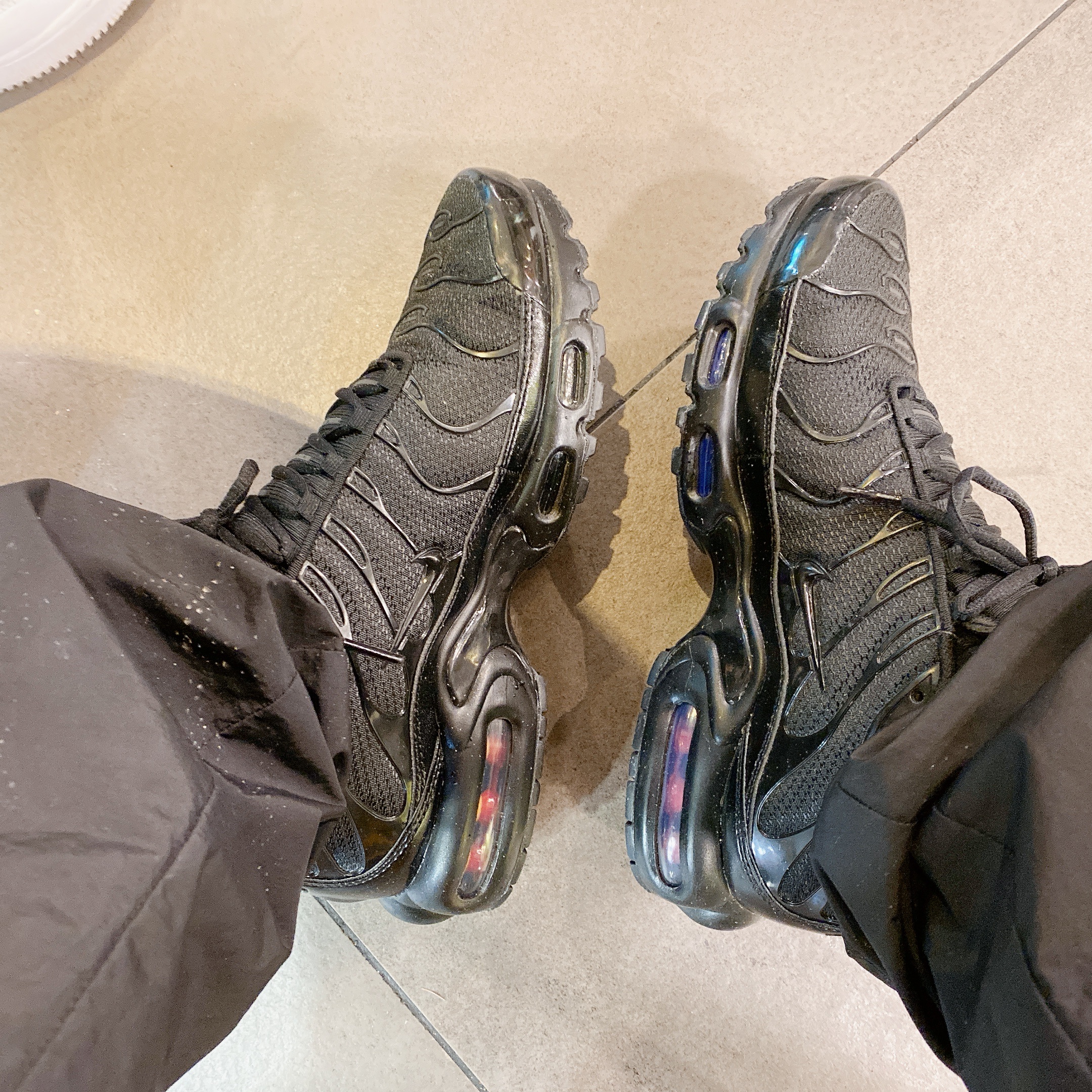 Nike Air Max Plus Triple Black 착용 스타일 - 2
