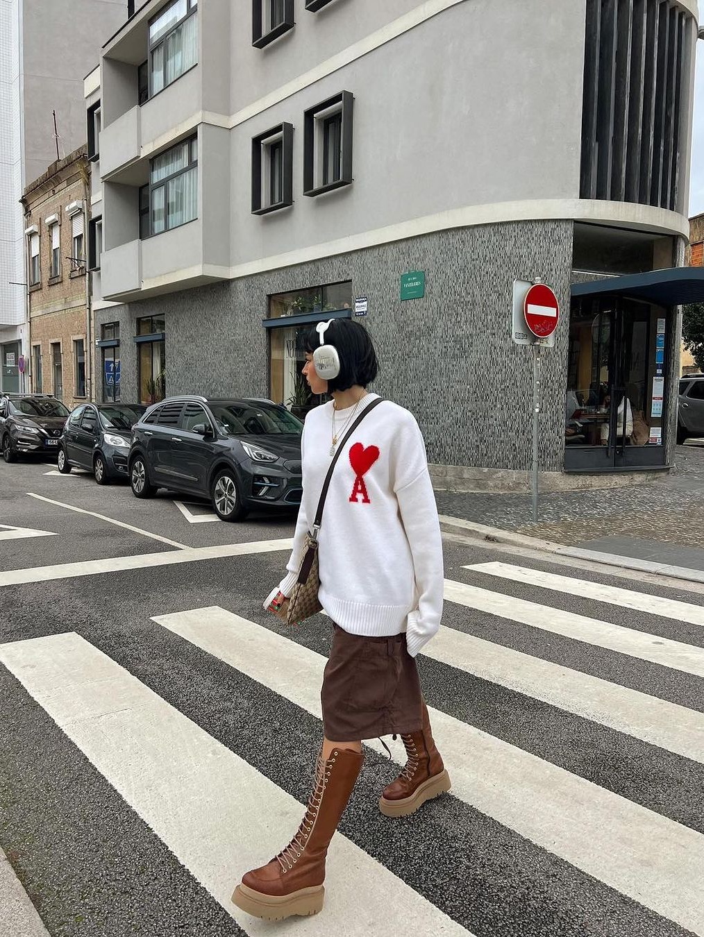 AMI de Coeur Oversize Intarsia Sweater Off White Red, AMI de Coeur Oversize Intarsia Cardigan Red Black 착용 스타일 - 3