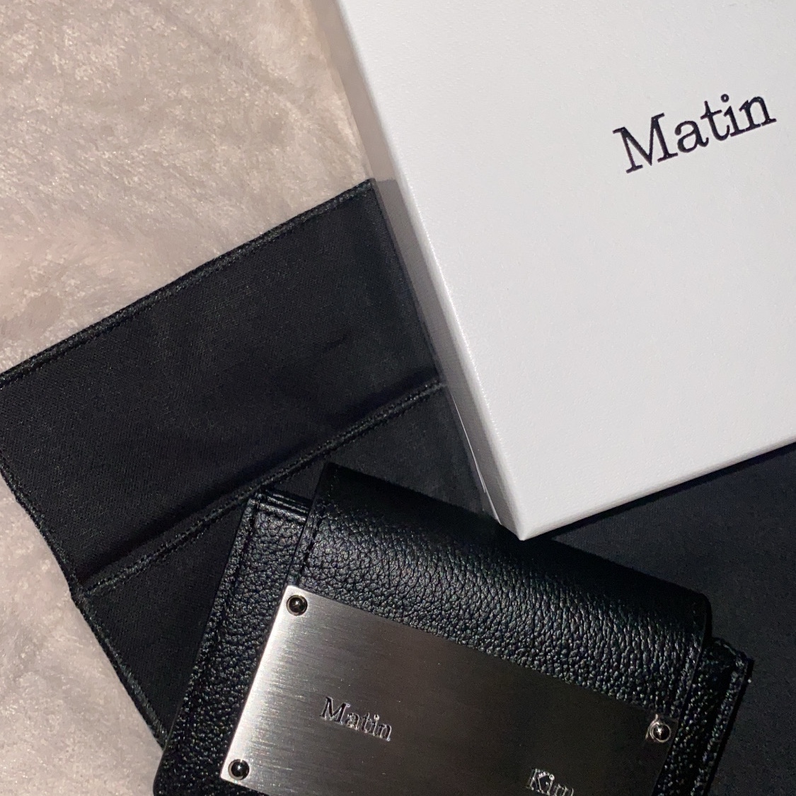 Matin Kim Accordion Wallet Black 착용 스타일