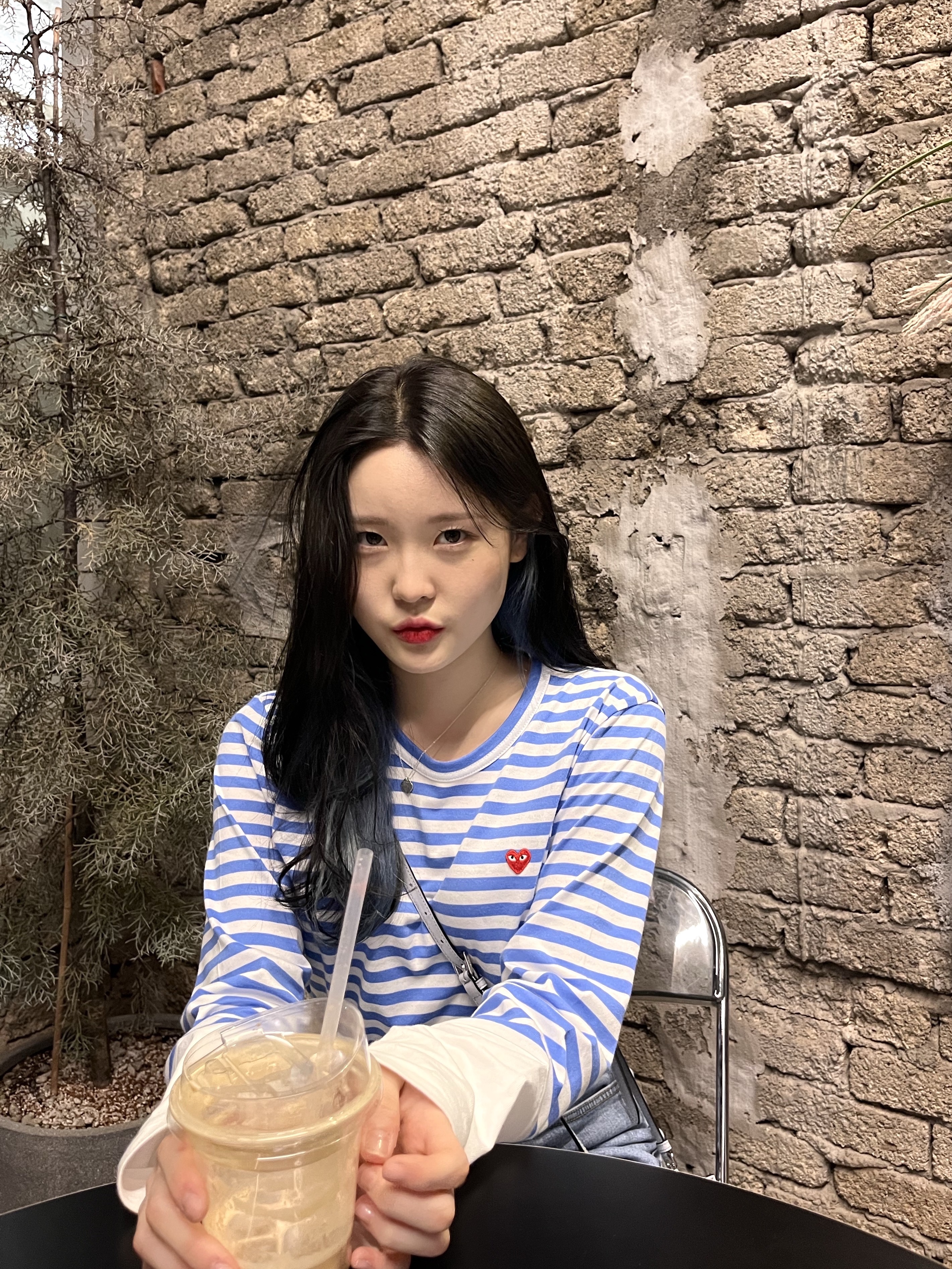 Play Comme des Garcons Little Red Heart Striped LS T-Shirt Blue White 착용 스타일 - 2
