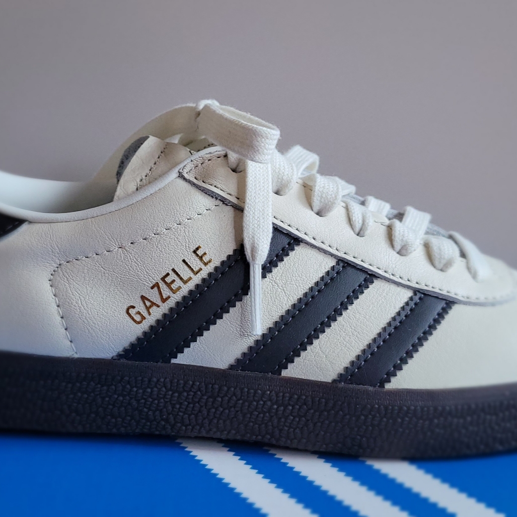 Adidas Gazelle Germany Off White Utility Black 착용 스타일 - 3