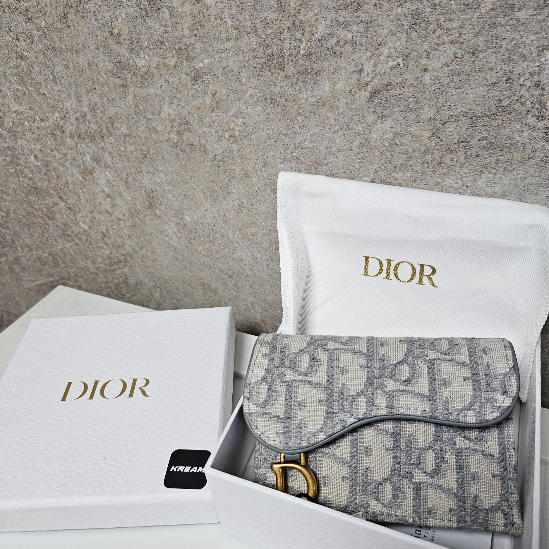 Dior Saddle Flap Card Holder Grey Dior Oblique Jacquard 착용 스타일