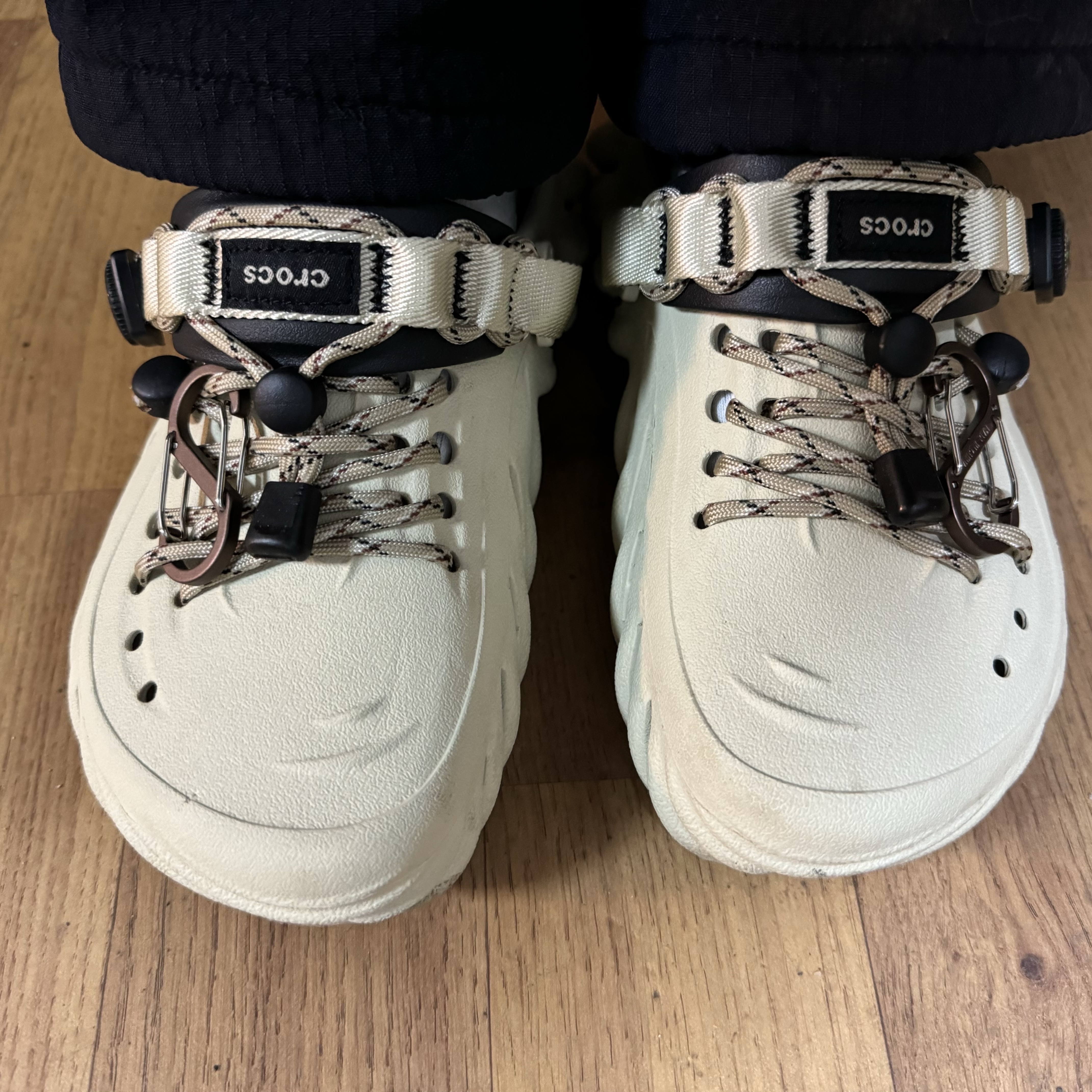 Crocs Echo Clog Bone Black 착용 스타일 - 1