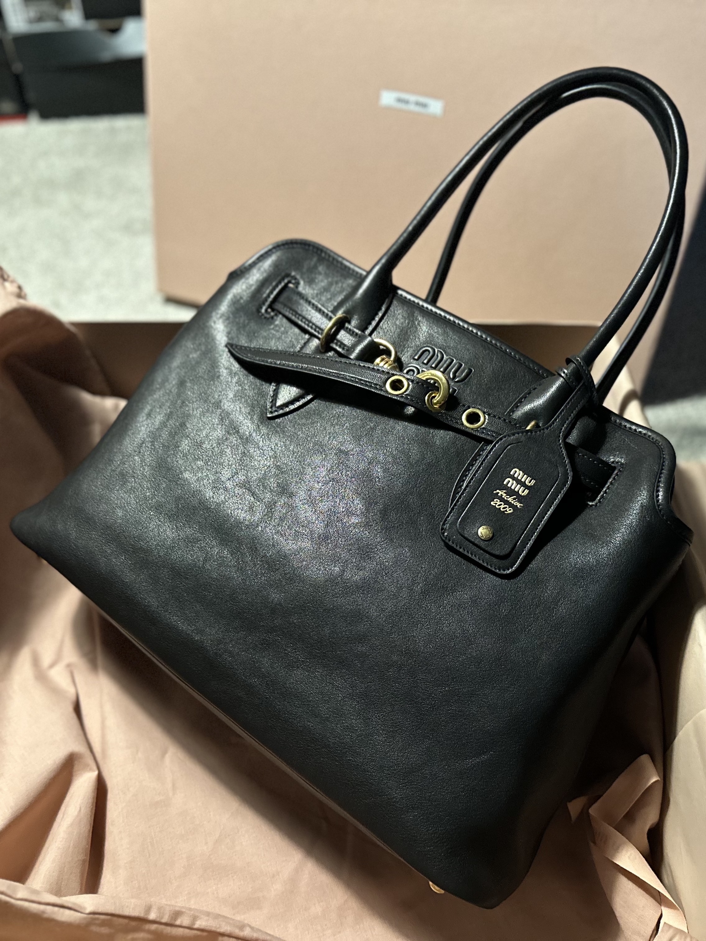 Miu Miu Aventure Nappa Leather Bag Black 착용 스타일 - 5