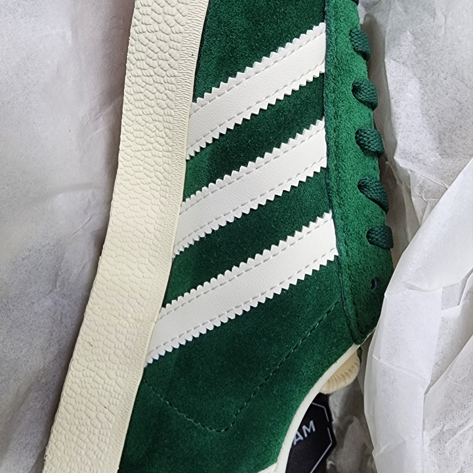 Adidas Gazelle Dark Green Cream White 착용 스타일 - 2