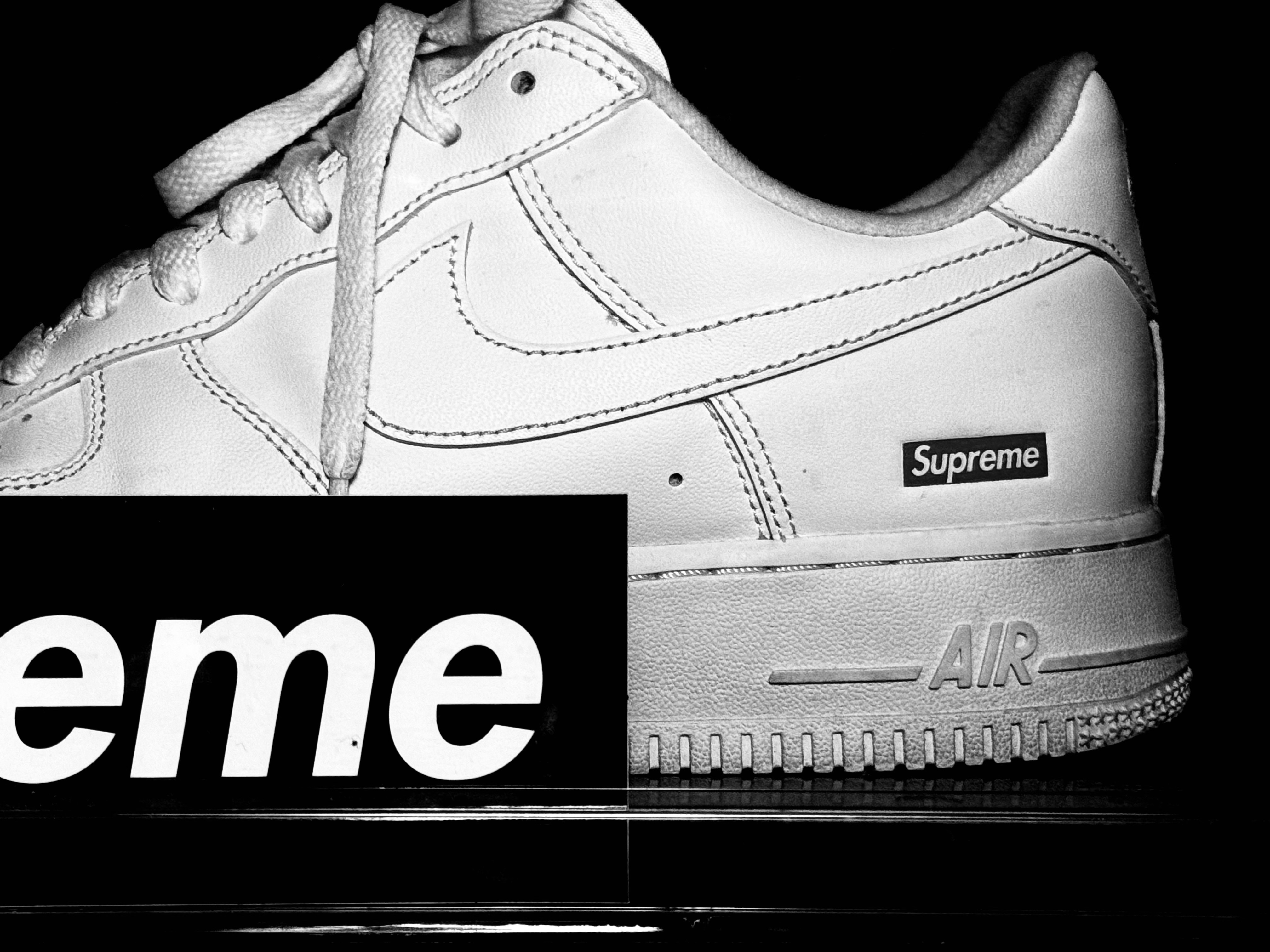 Nike x Supreme Air Force 1 Low White 착용 스타일