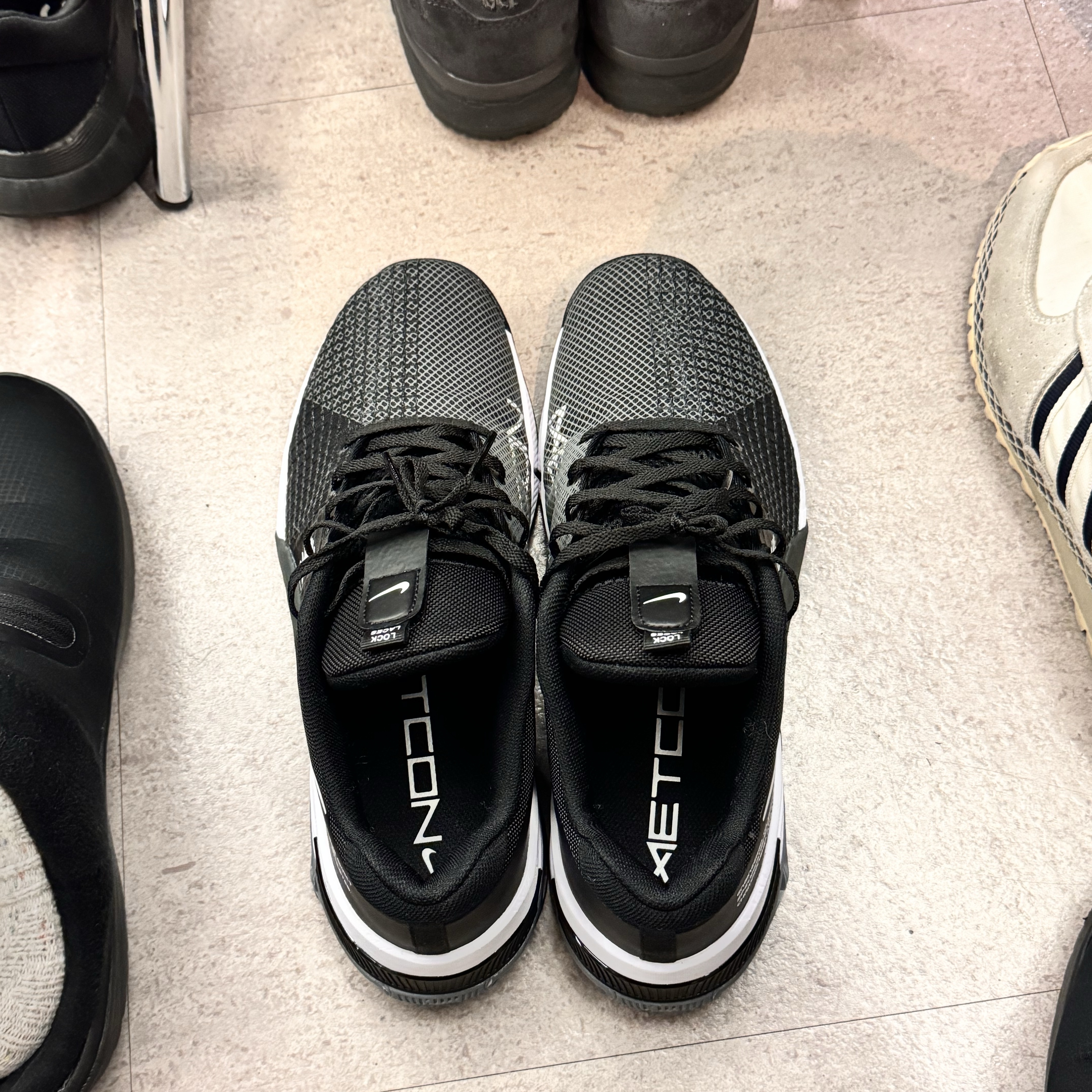 Nike Metcon 8 Black White 착용 스타일 - 4