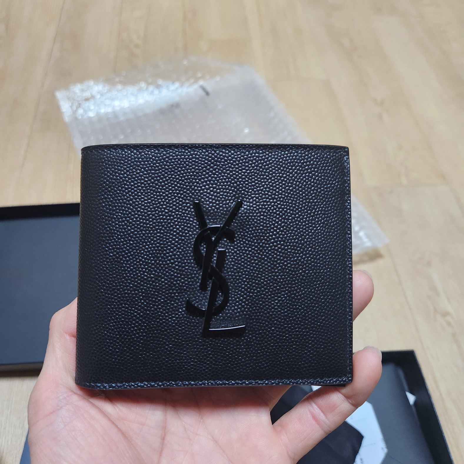 Saint Laurent Cassandre East/West Wallet in Grain De Poudre Embossed Leather Black 착용 스타일 - 1