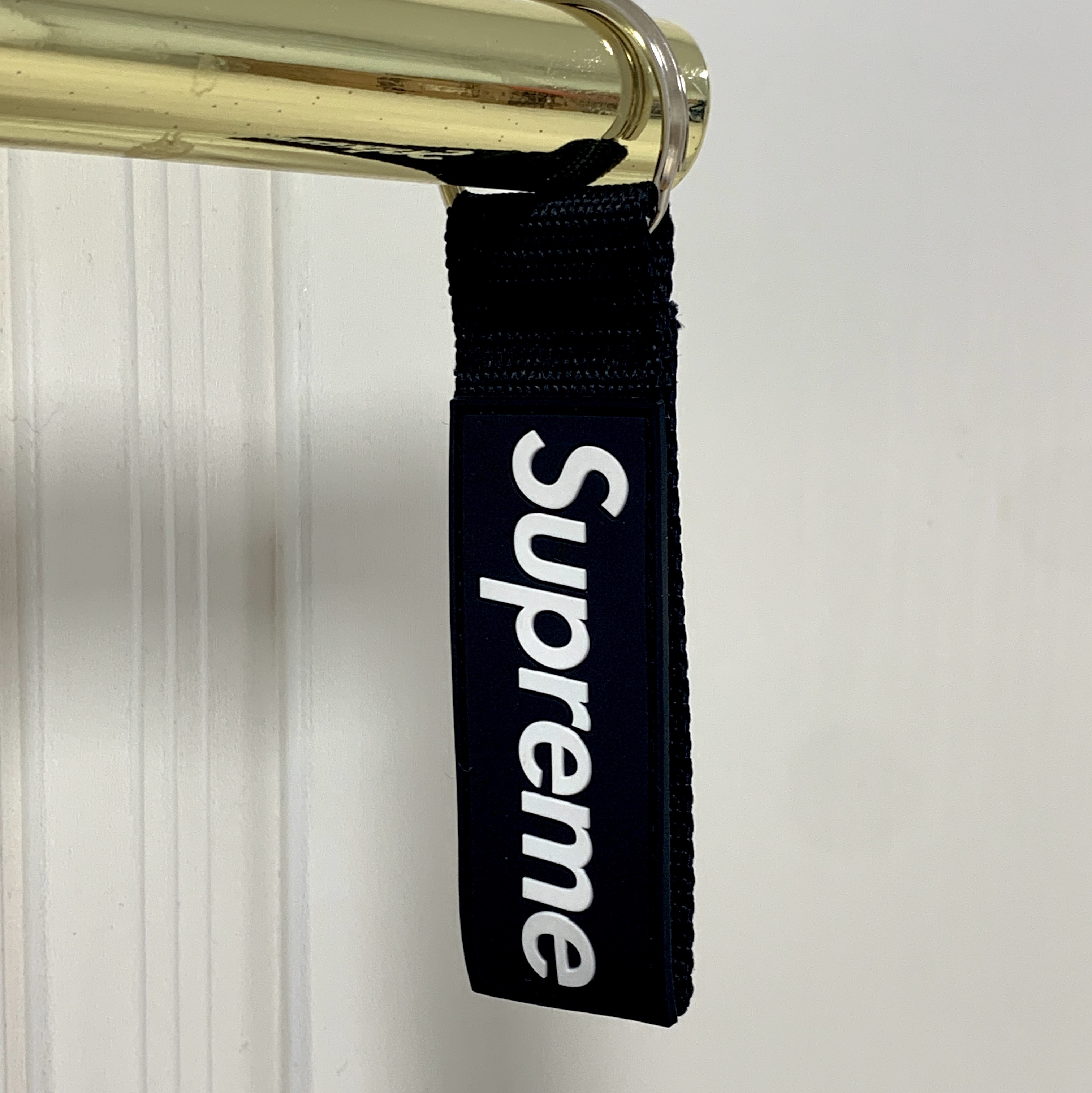 Supreme Webbing Keychain Black - 23SS 착용 스타일