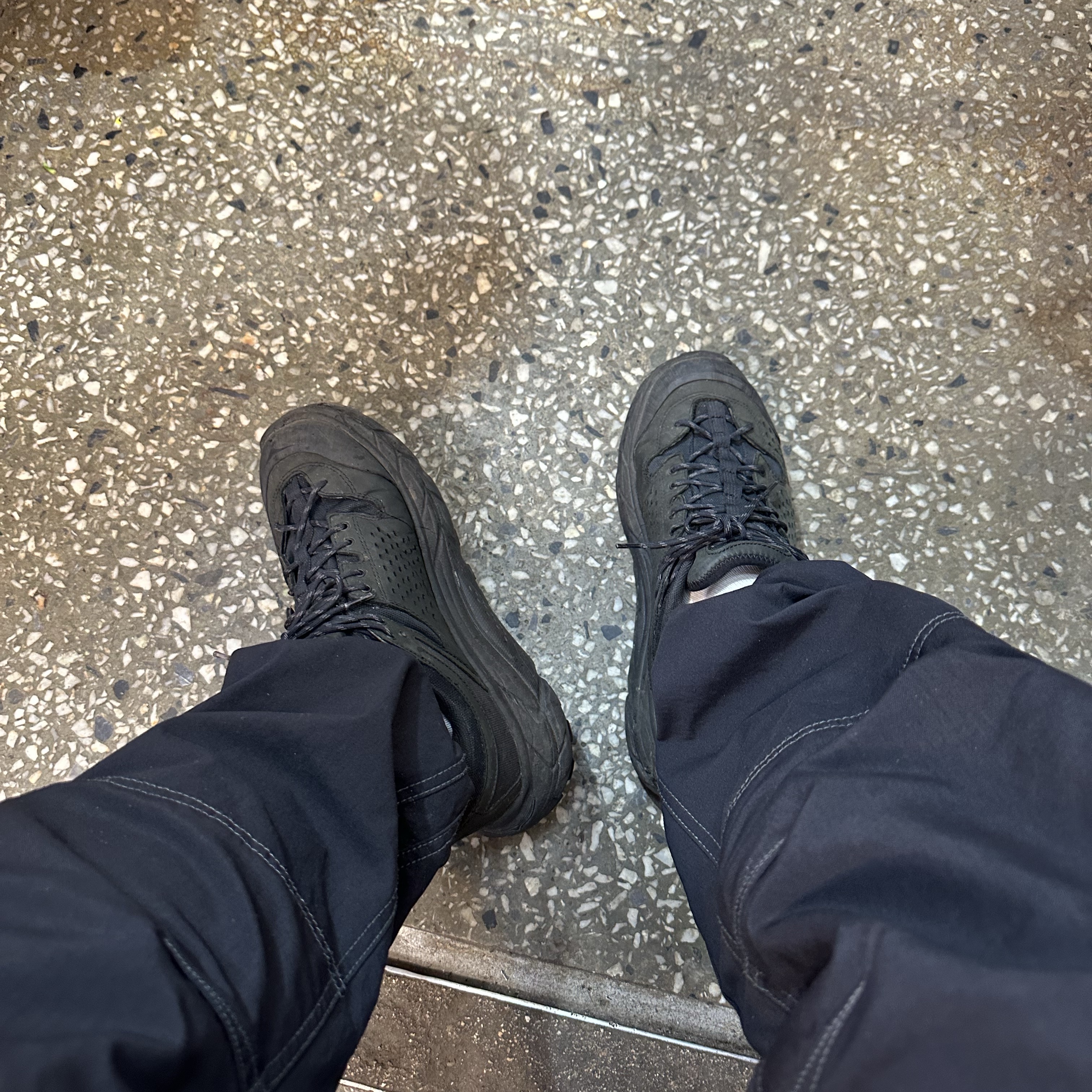 Hoka Tor Ultra Low Black 착용 스타일