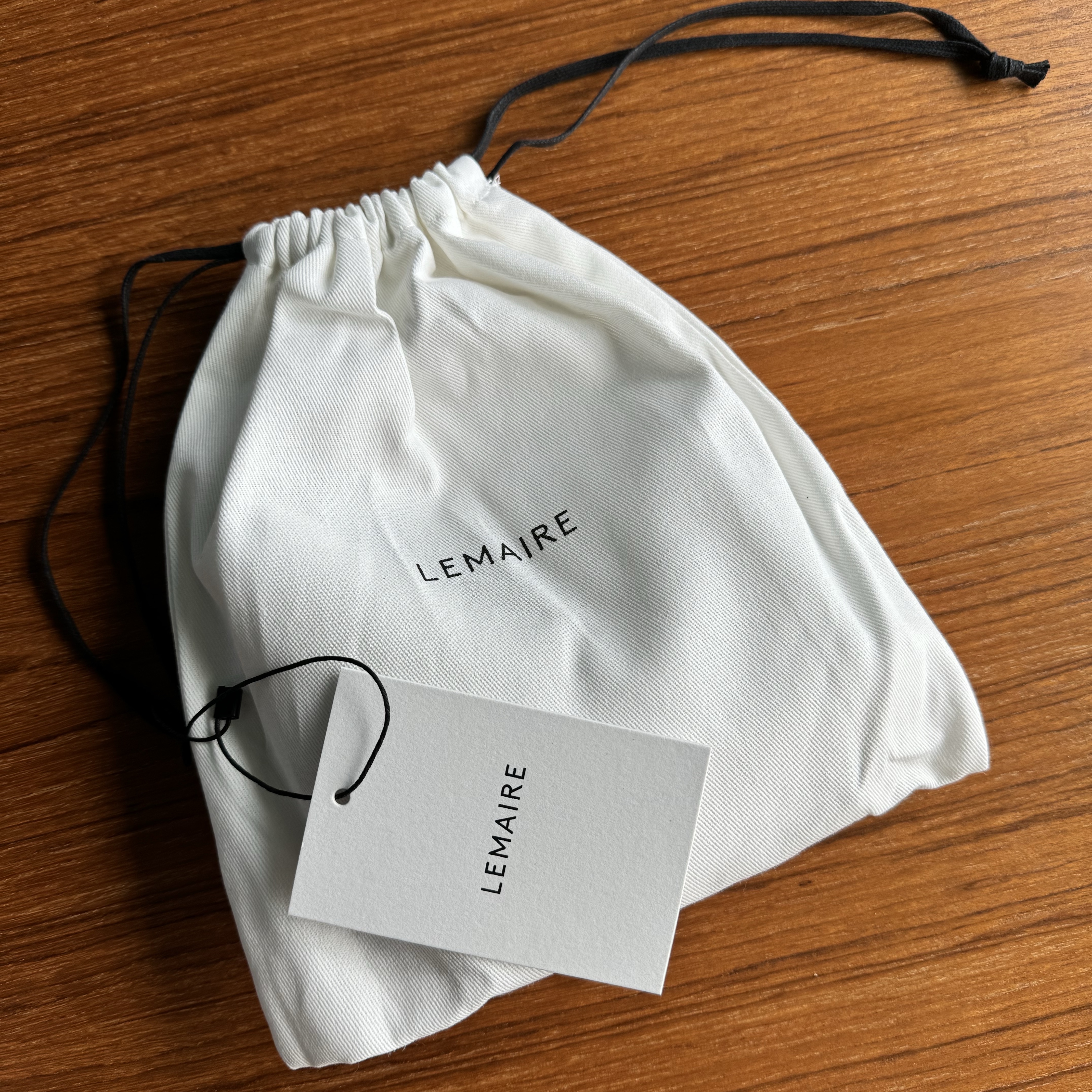Lemaire Croissant Coin Purse Necklace Soft Grained Leather Chalk 착용 스타일 - 1