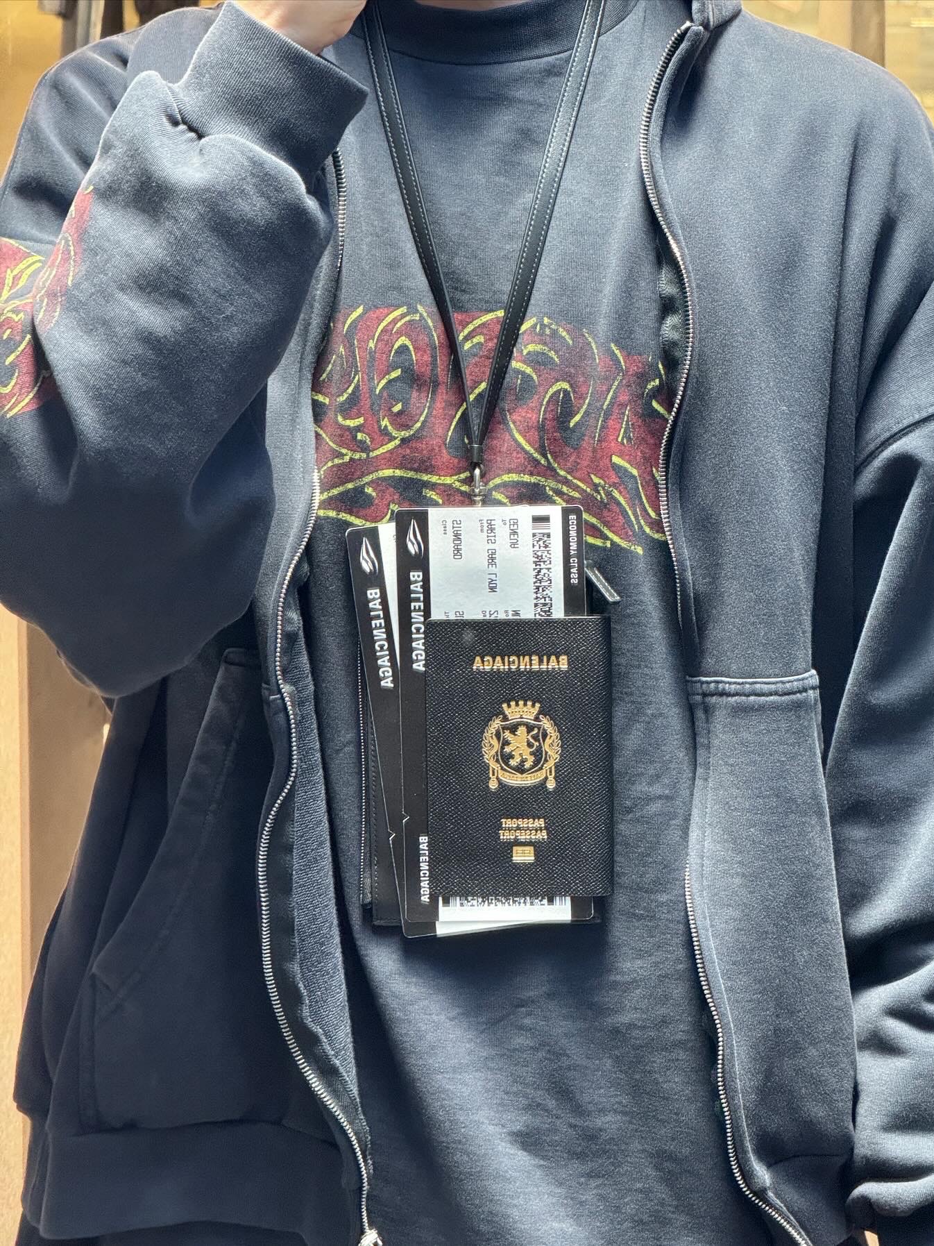 Balenciaga Passport Phone Holder Black, Balenciaga Passport 2 Tickets Long Wallet Dark Red 착용 스타일 - 3