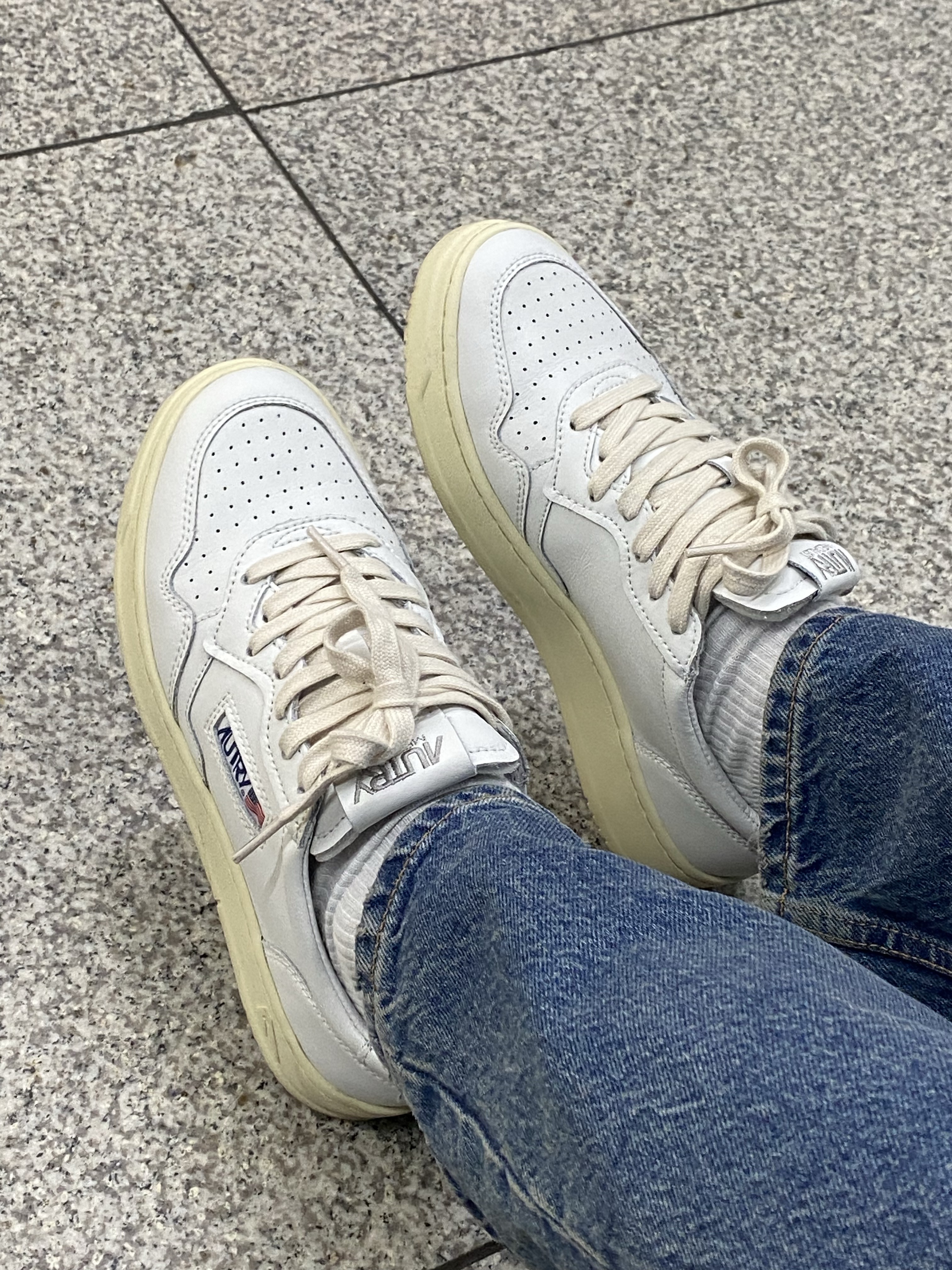 (W) Autry Medalist Low Leather Sneakers White 착용 스타일