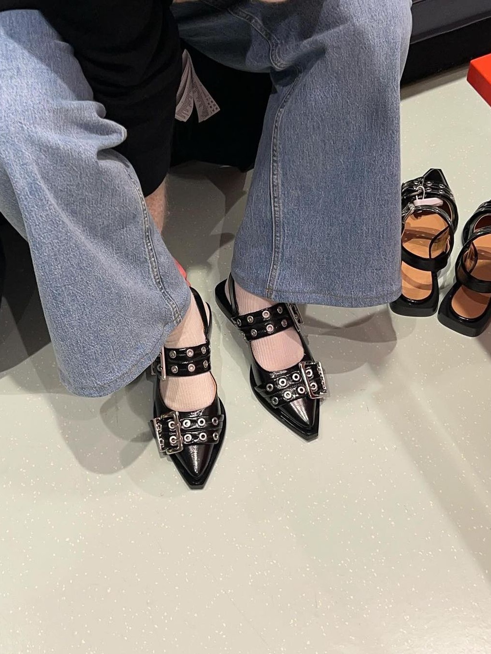 (W) Ganni Feminine Buckle Ballerinas Black, (W) Ganni Wide Welt Buckle Ballerinas Racing Red 착용 스타일 - 4