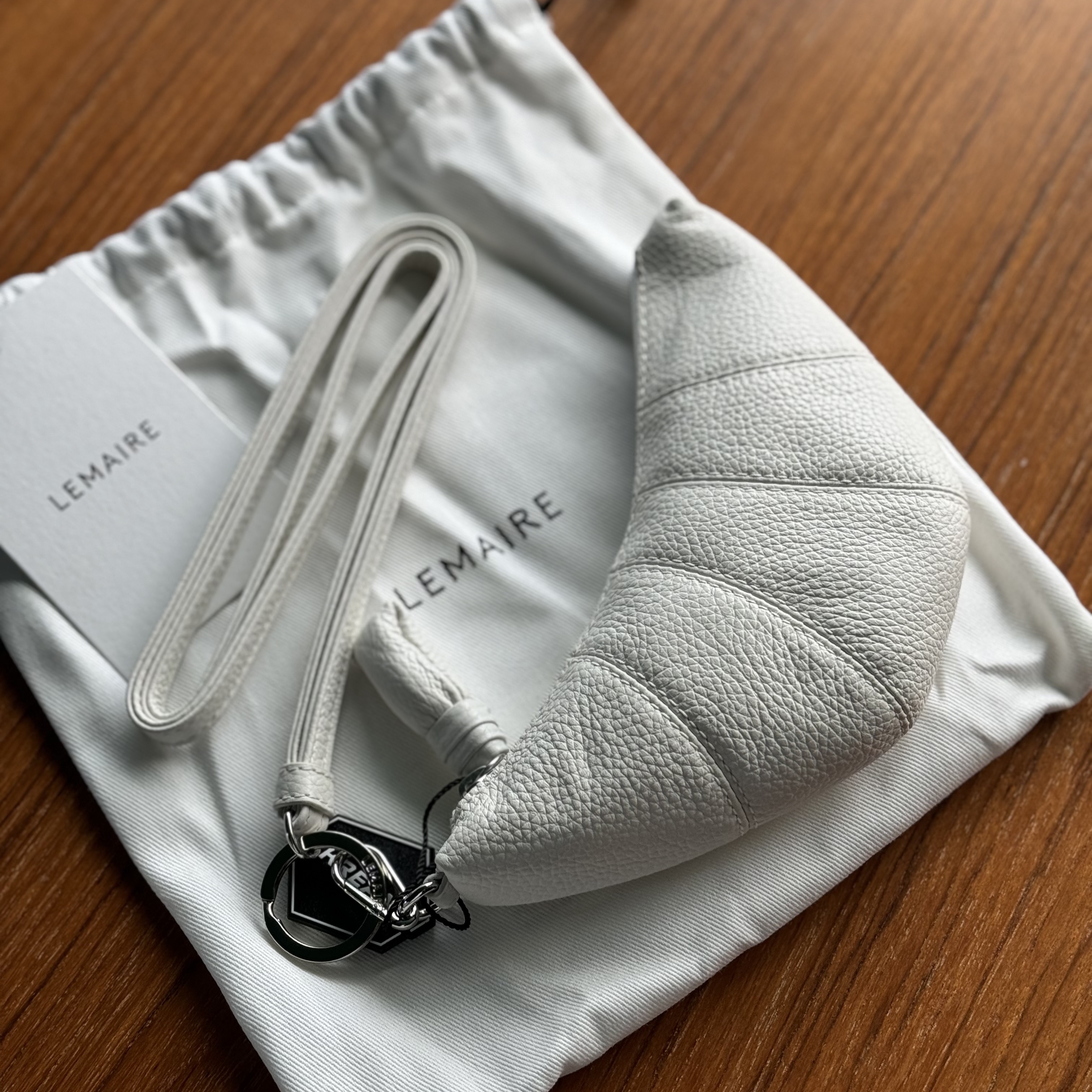 Lemaire Croissant Coin Purse Necklace Soft Grained Leather Chalk 착용 스타일 - 2