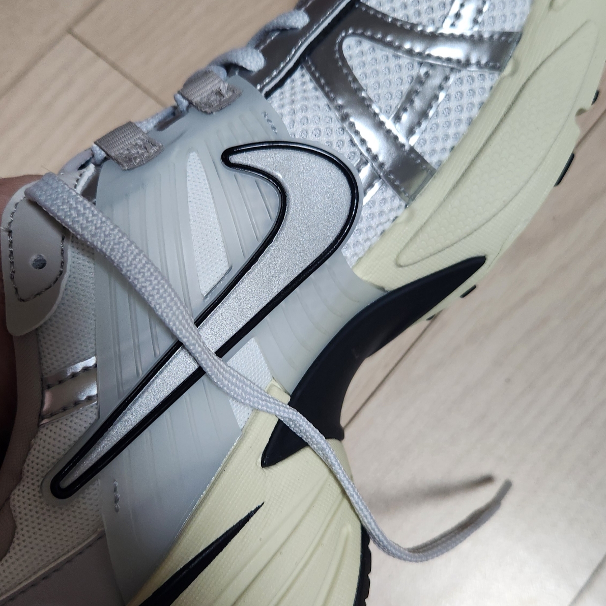 Nike V2K Run Summit White Metallic Silver 착용 스타일