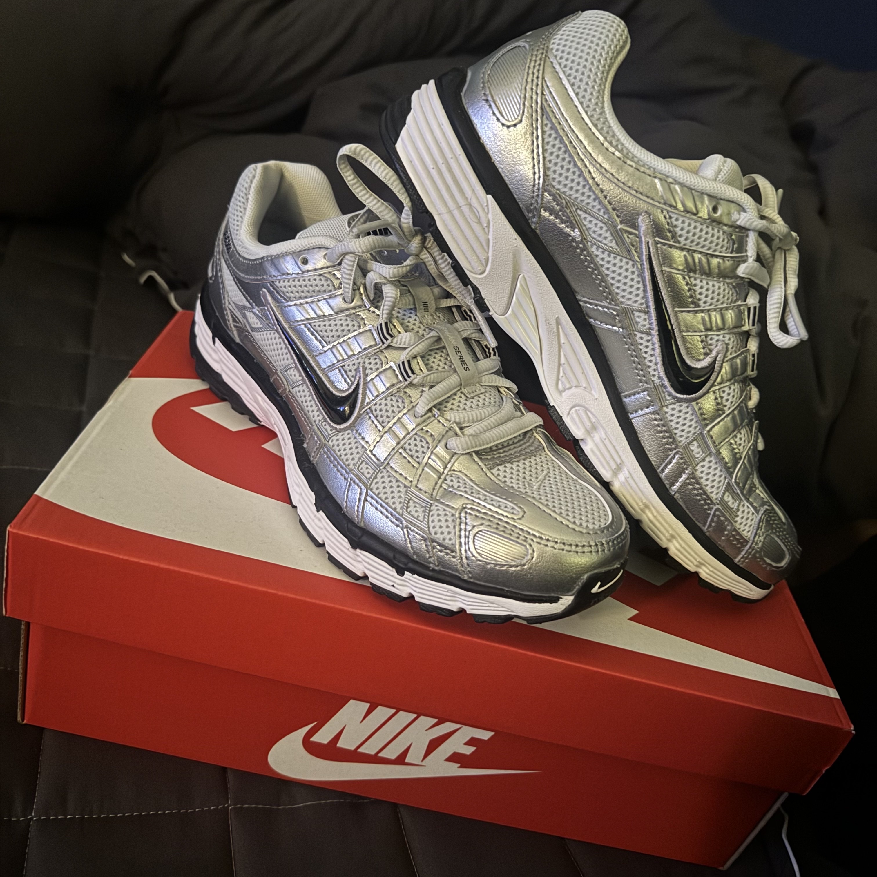 (W) Nike P-6000 White Metallic Silver 착용 스타일 - 2