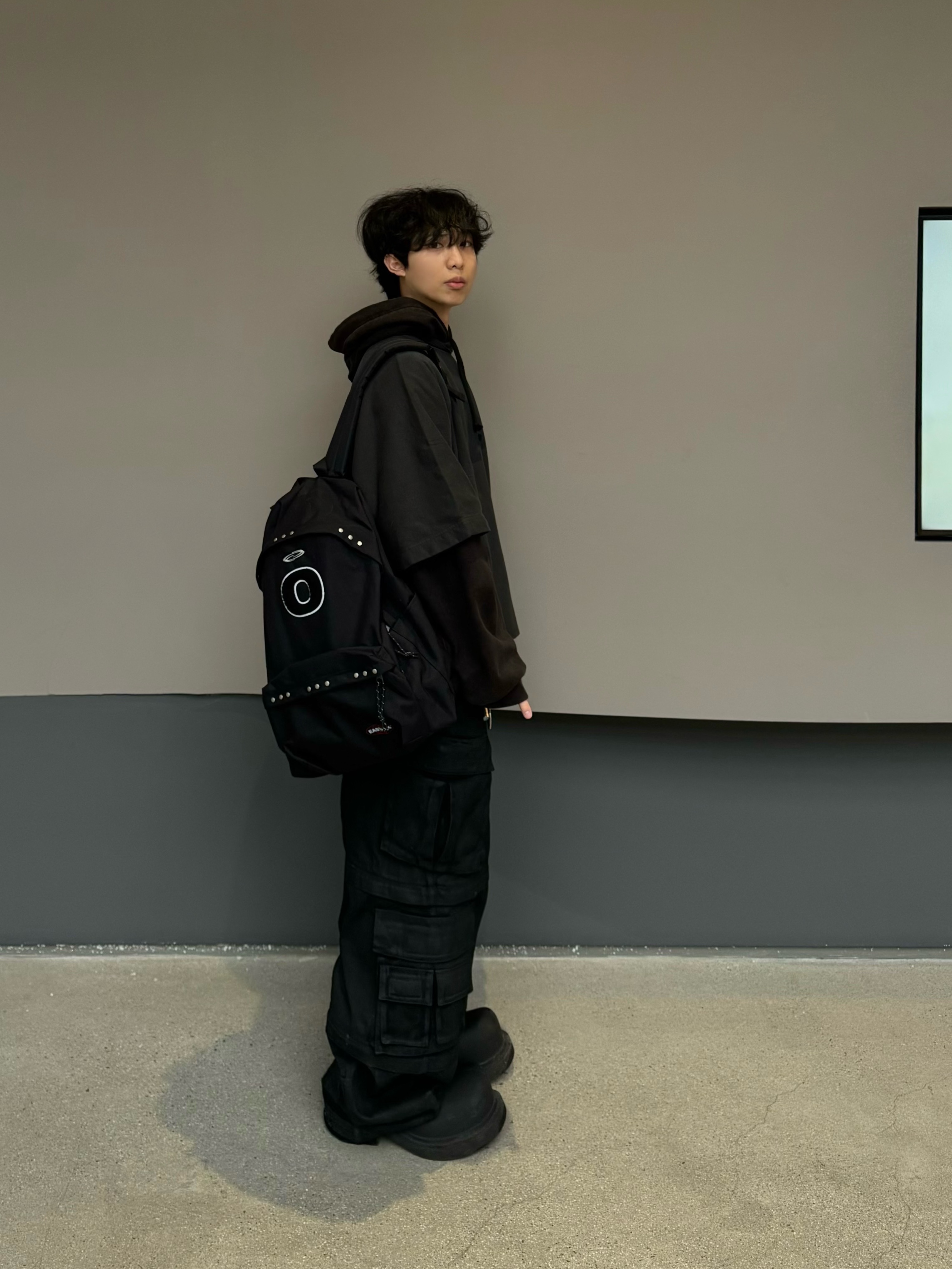 Yeezy Gap Engineered By Balenciaga Dove No Seam T-Shirt Black, Project G/R Oversized Convertible Cargo Pants Coated Black 착용 스타일 - 3