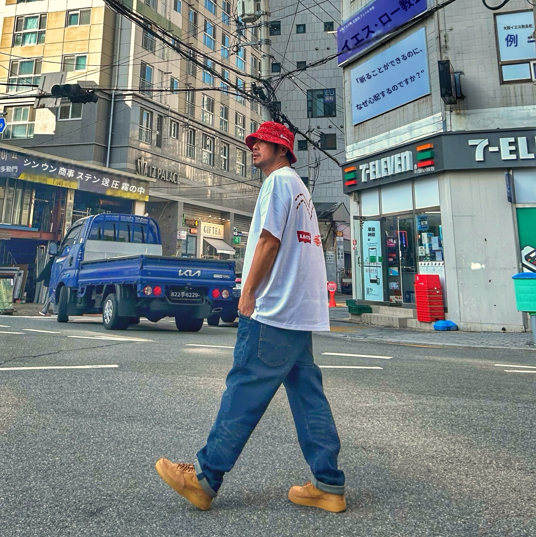 Supreme Velvet Paisley Boonie Red - 23FW, Levi's x Beams Stay Loose T-Shirt White Multi 착용 스타일 - 4