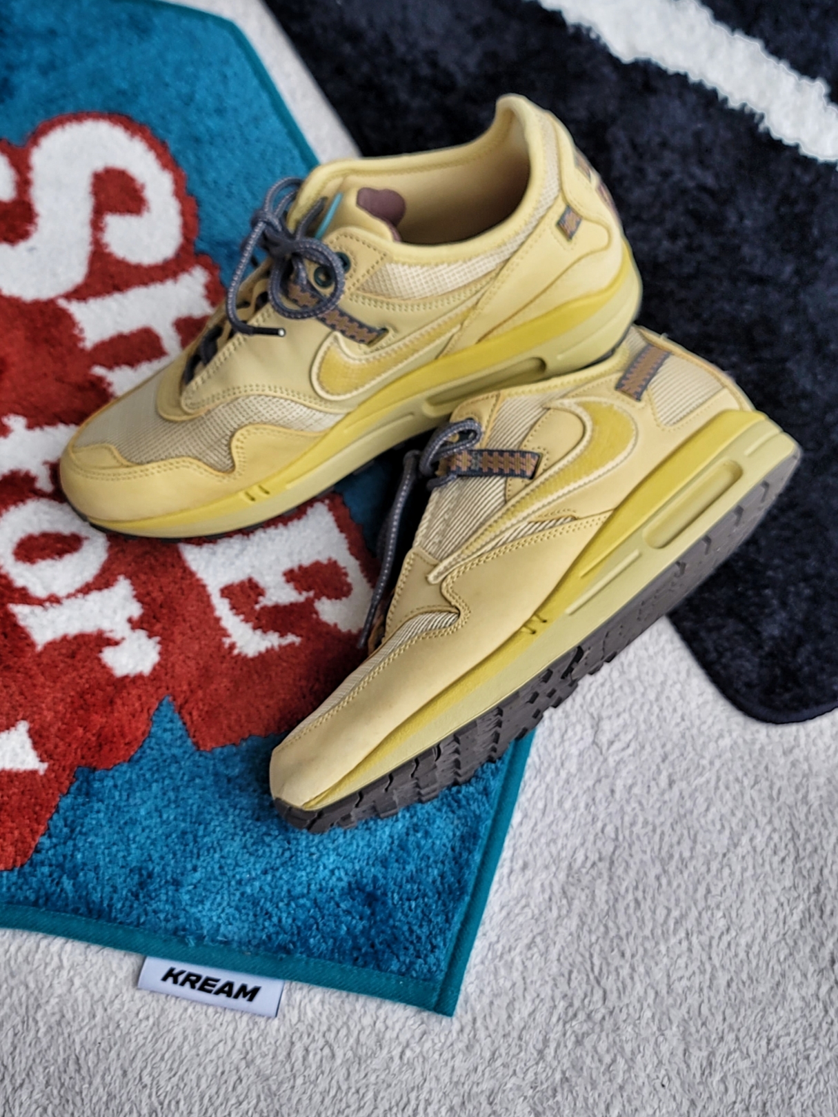 Nike x Travis Scott Air Max 1 Cact.us Gold 착용 스타일