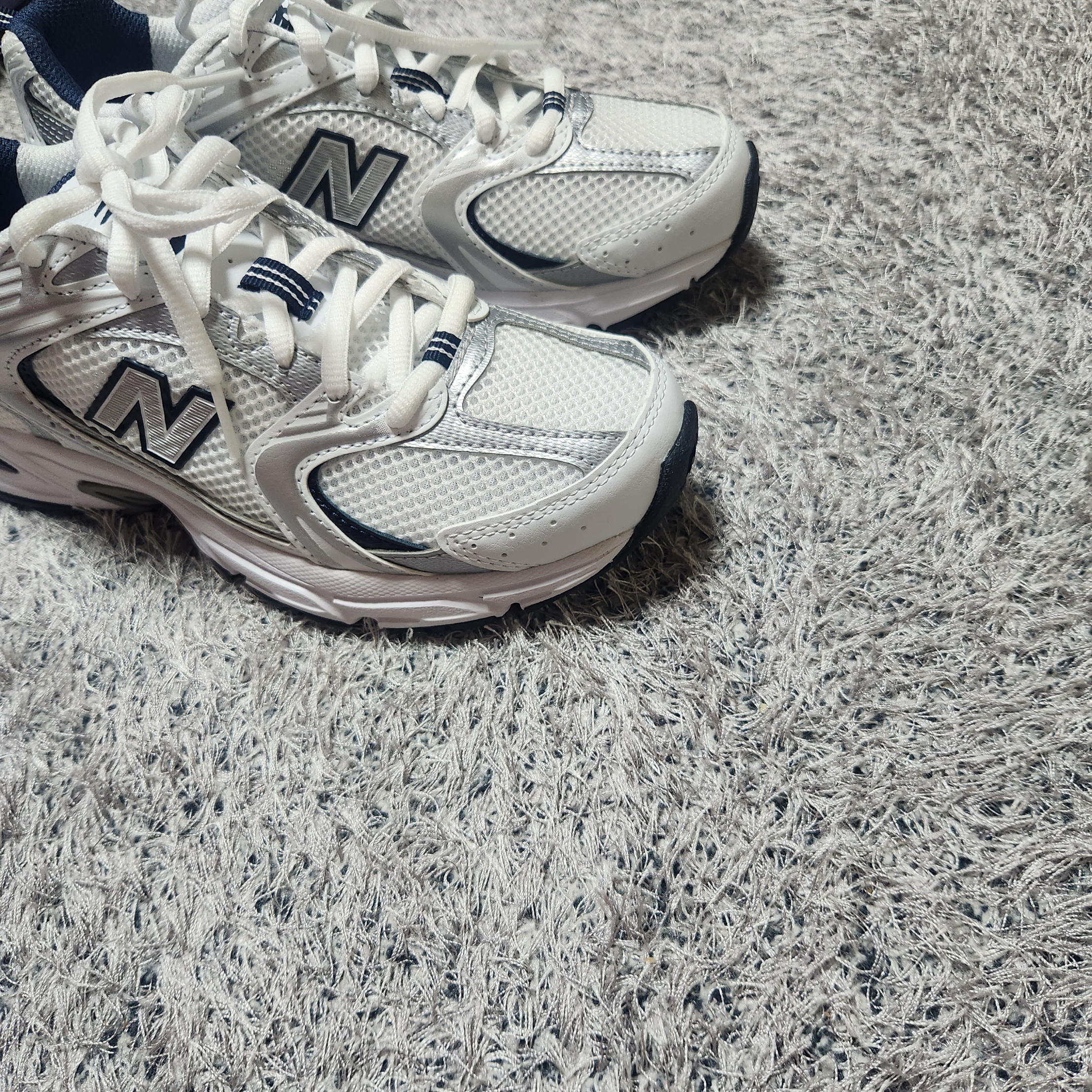 New Balance 530 White 착용 스타일 - 1