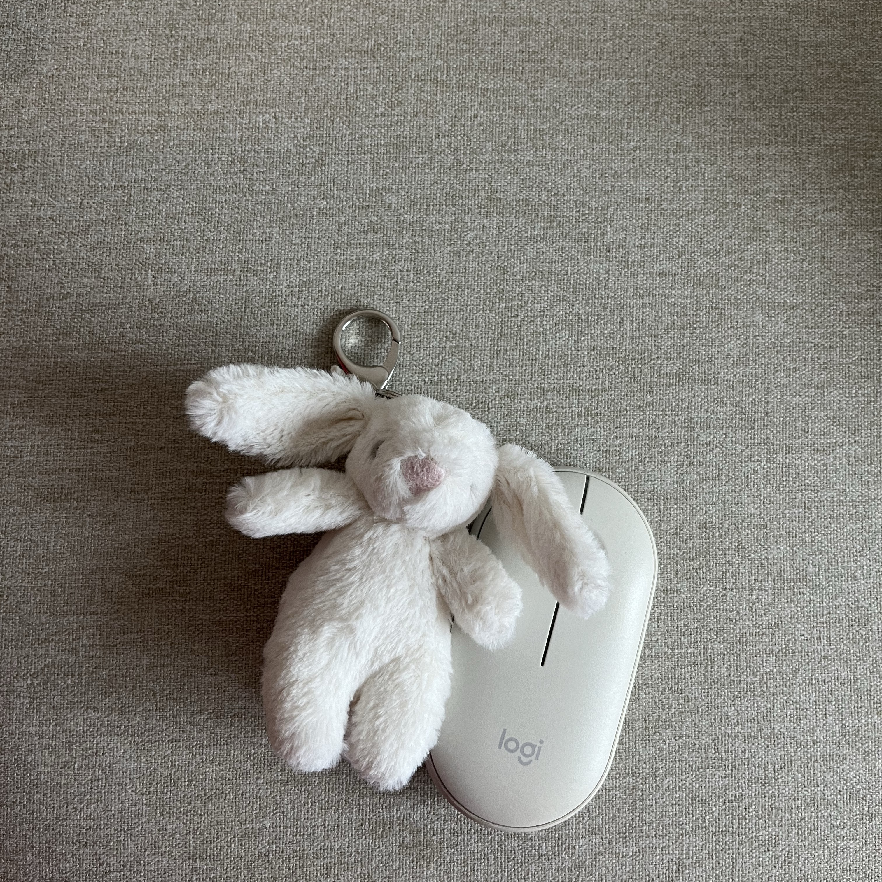 Jellycat Bashful Bunny Bag Charm Cream 착용 스타일