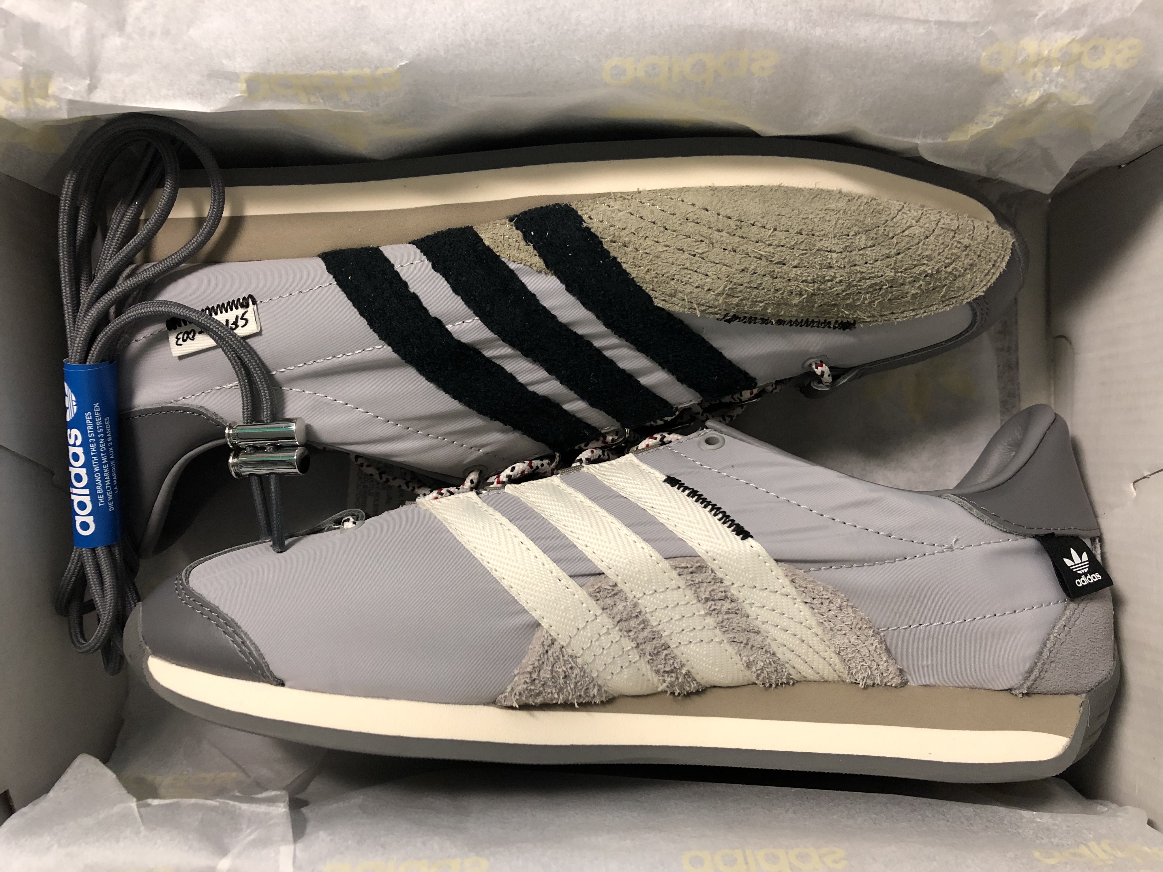 Adidas x Song for the Mute Country OG Grey Two Core Black 착용 스타일