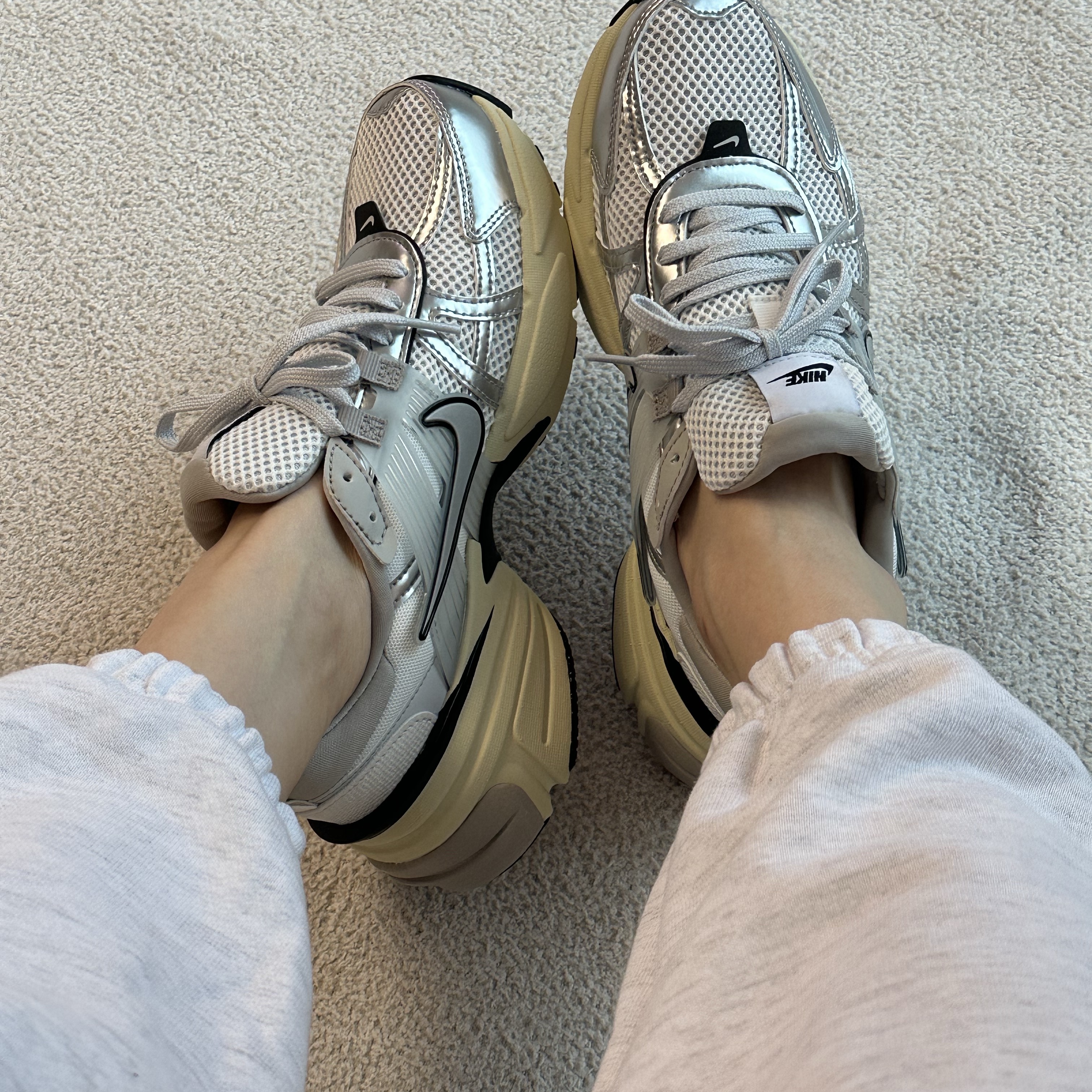 Nike V2K Run Summit White Metallic Silver 착용 스타일
