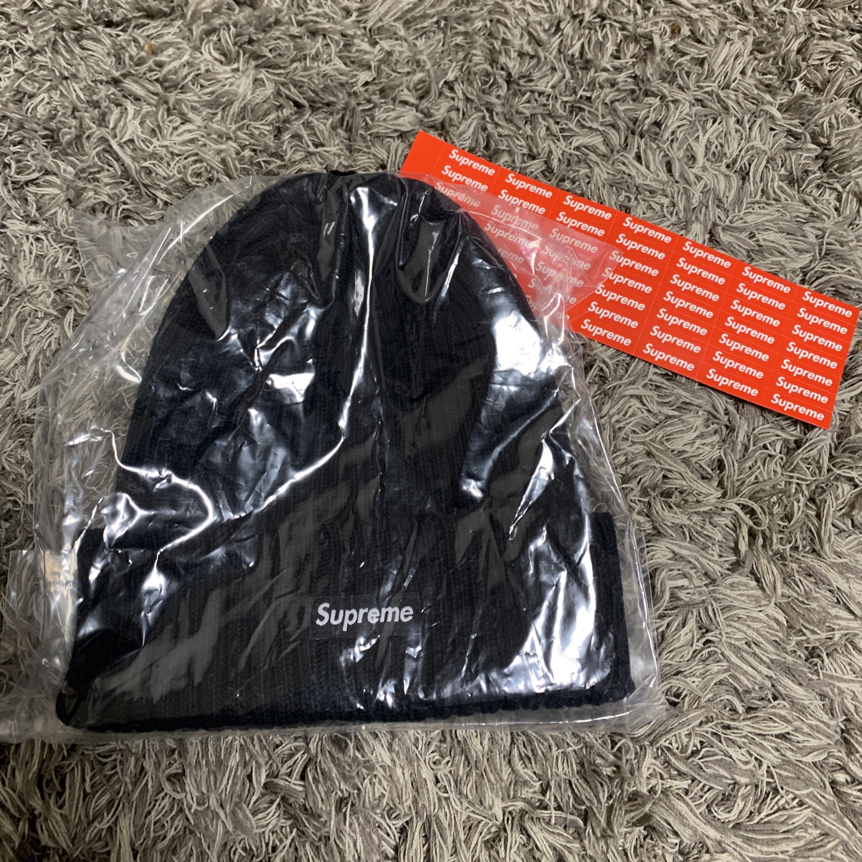 Supreme Overdyed Beanie Black 착용 스타일