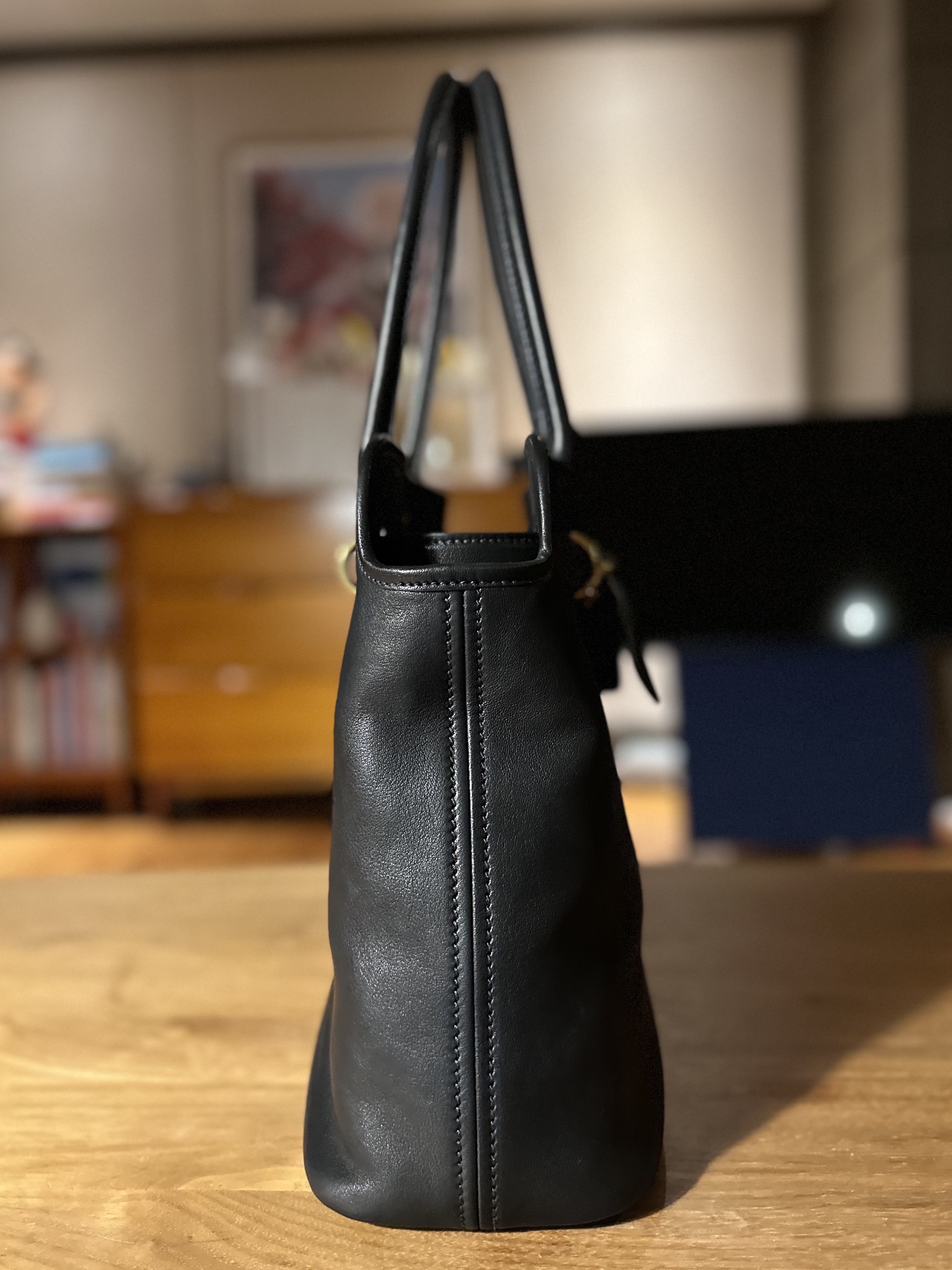 Miu Miu Aventure Nappa Leather Bag Black 착용 스타일 - 3