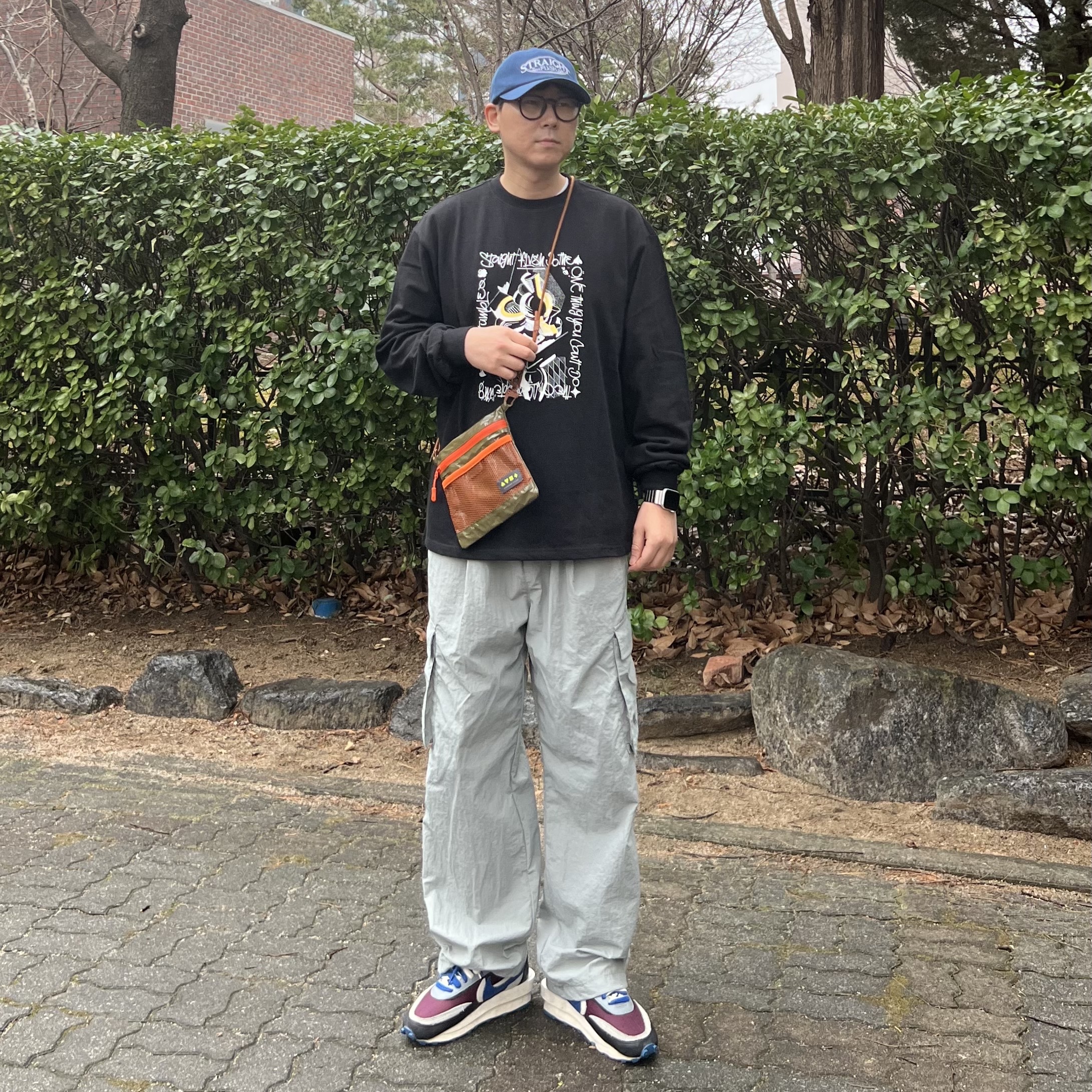 Nike x Sacai x Undercover LDWaffle Night Maroon Team Royal 착용 스타일 - 2
