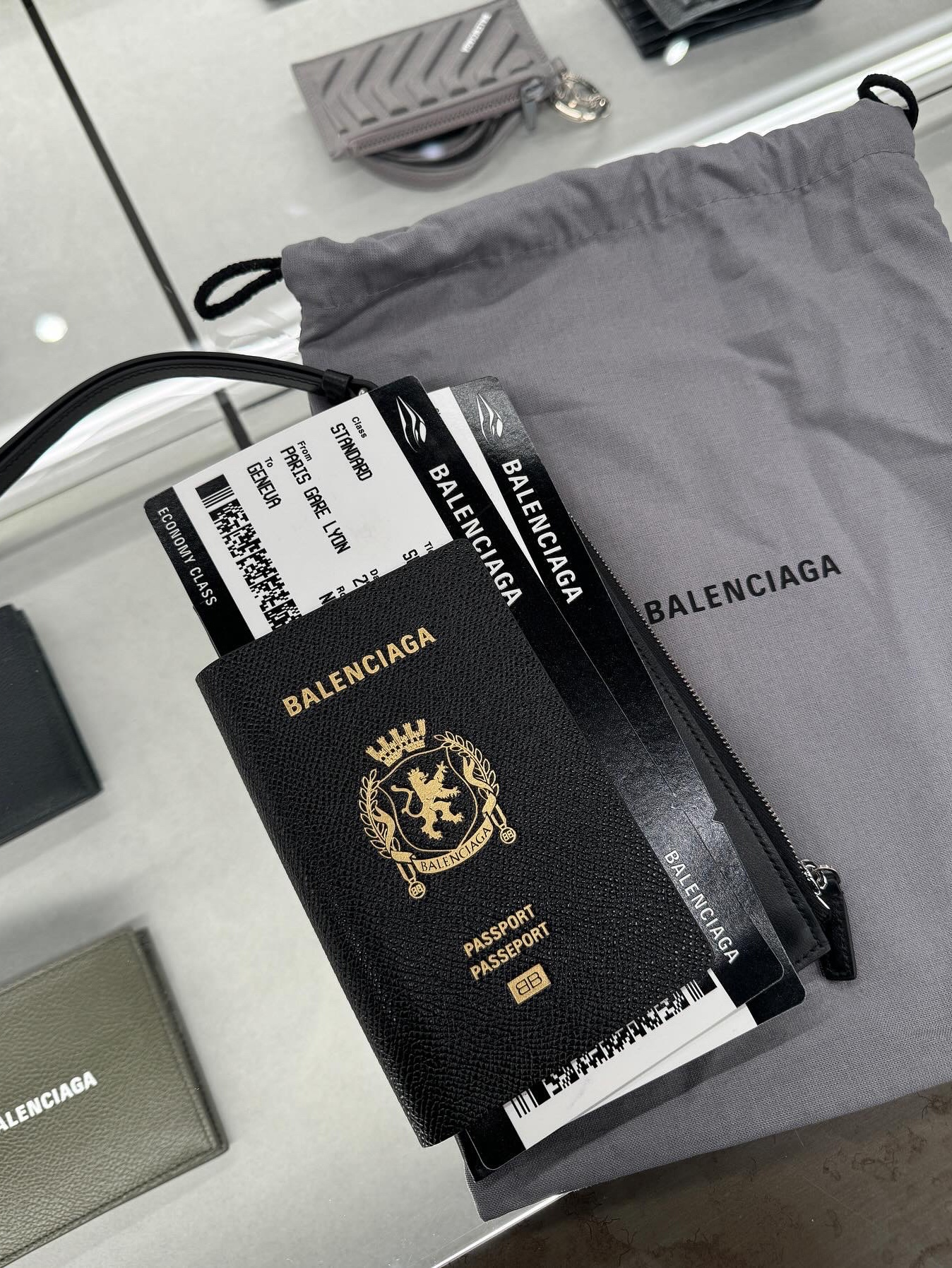 Balenciaga Passport Phone Holder Black, Balenciaga Passport 2 Tickets Long Wallet Dark Red 착용 스타일 - 2