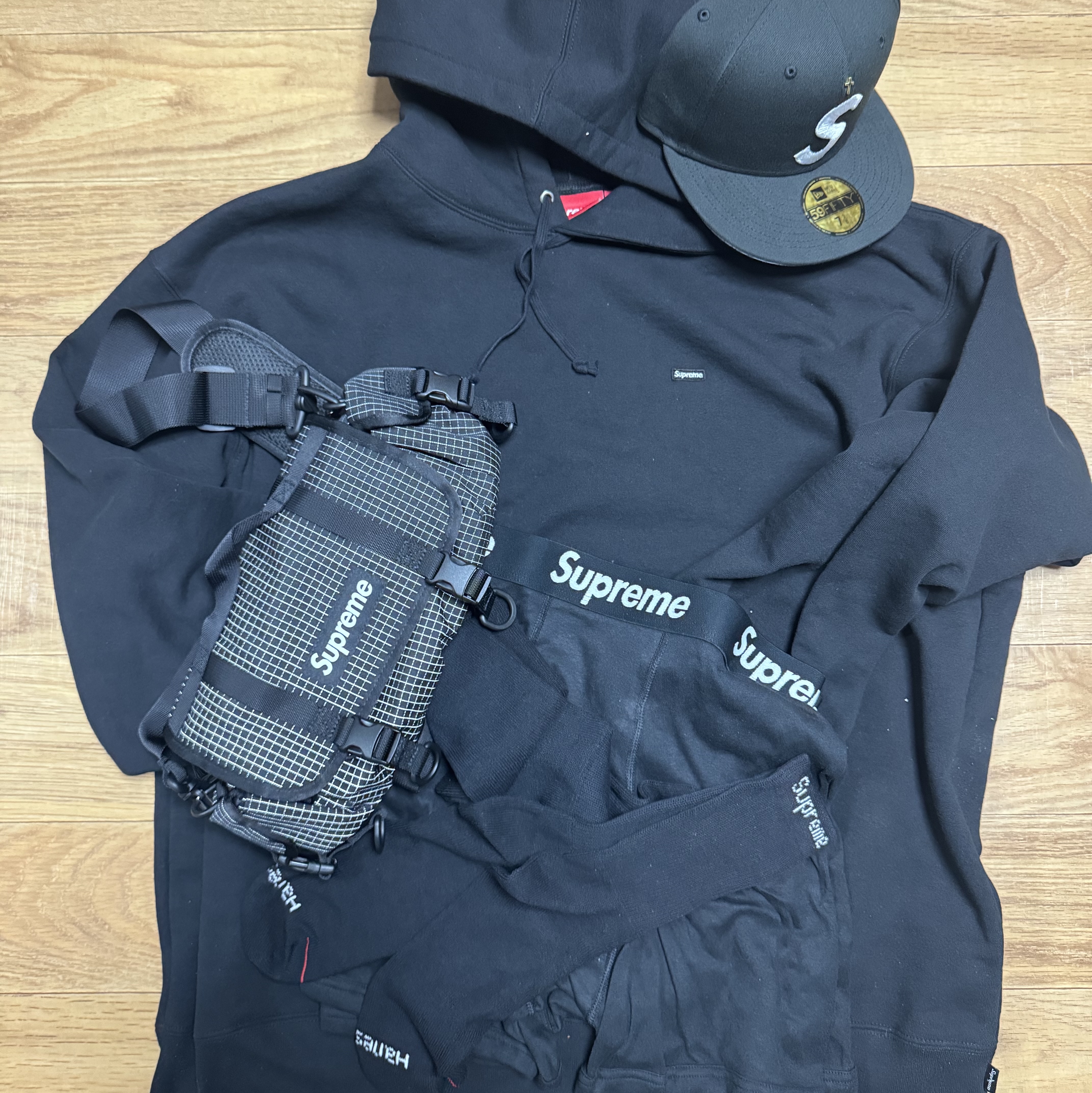 Supreme Mini Duffle Bag Black - 24SS, Supreme Hanes Crew Socks Black (4 Pack) 착용 스타일 - 1