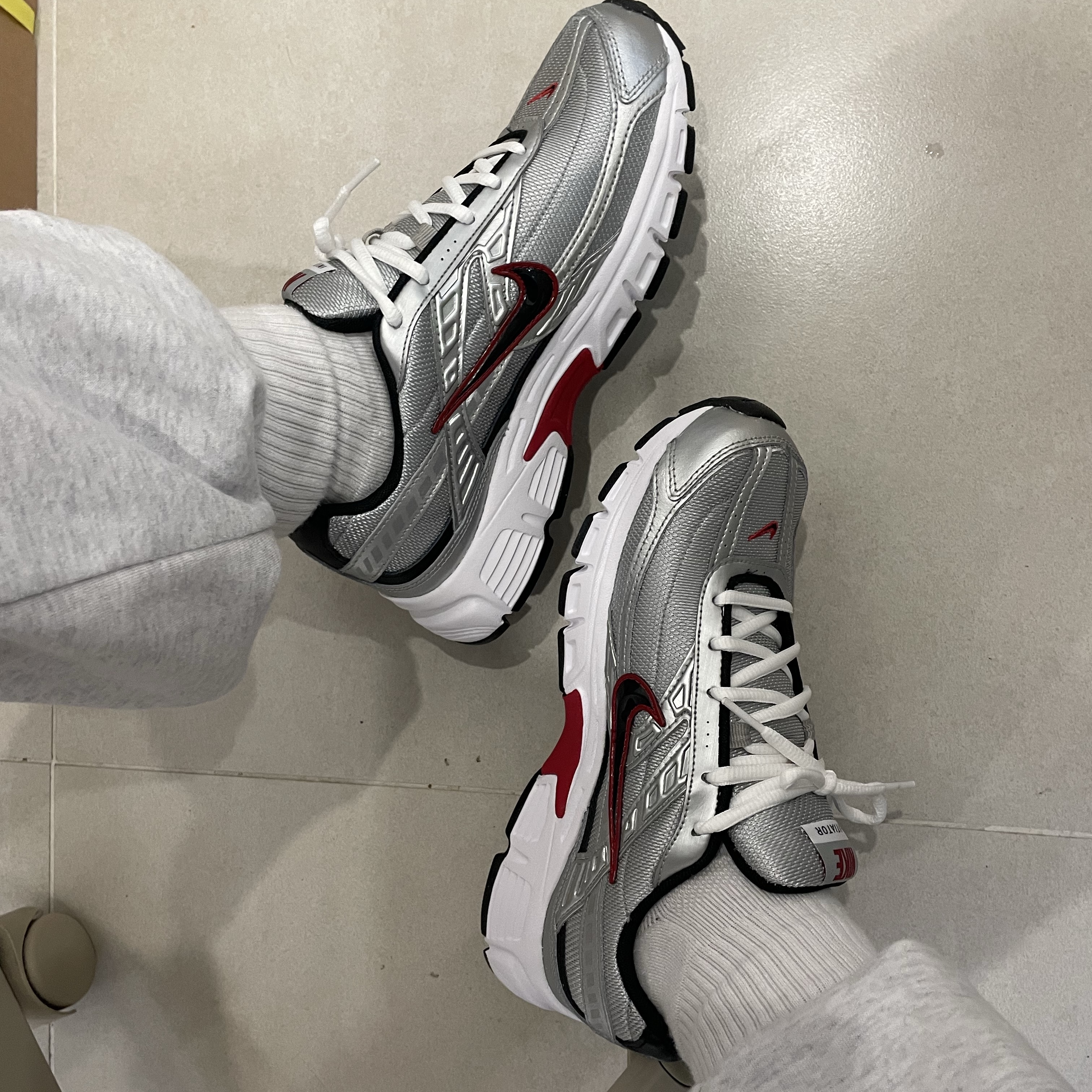 Nike Initiator Metallic Silver Black 착용 스타일