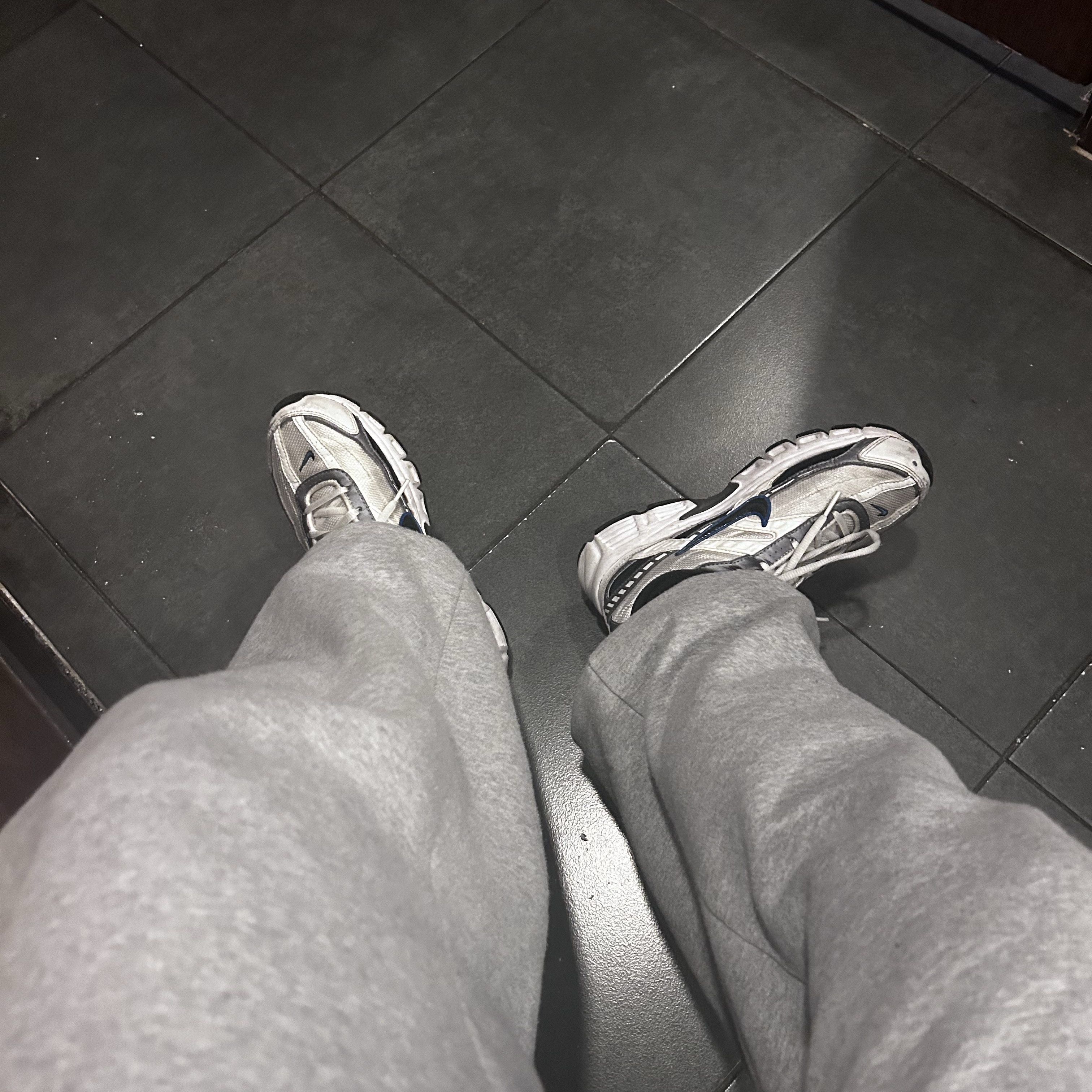 Nike Initiator White Obsidian Metallic Cool Grey 착용 스타일