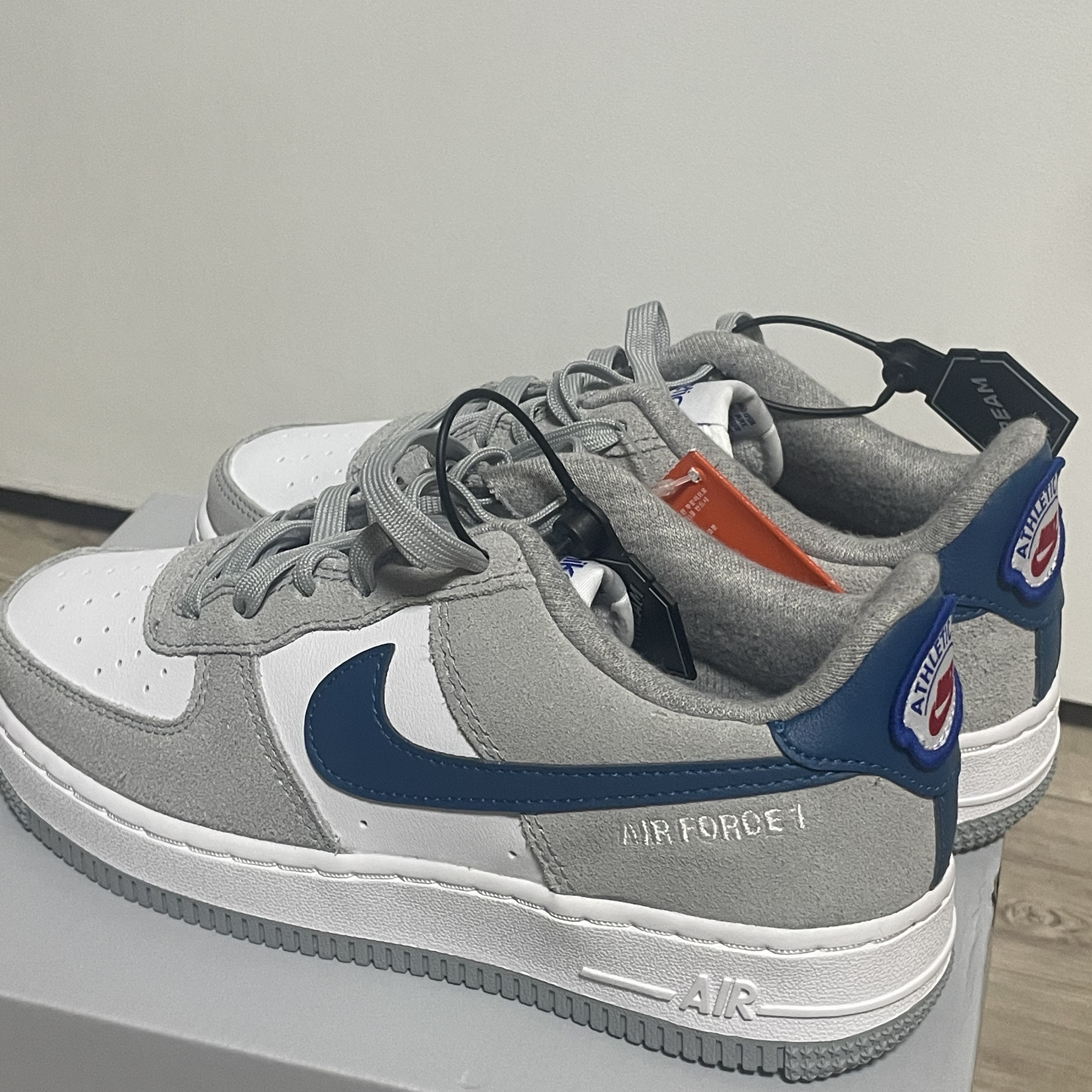 (GS) Nike Air Force 1 LV8 Athletic Club Light Smoke Grey Marina 착용 스타일