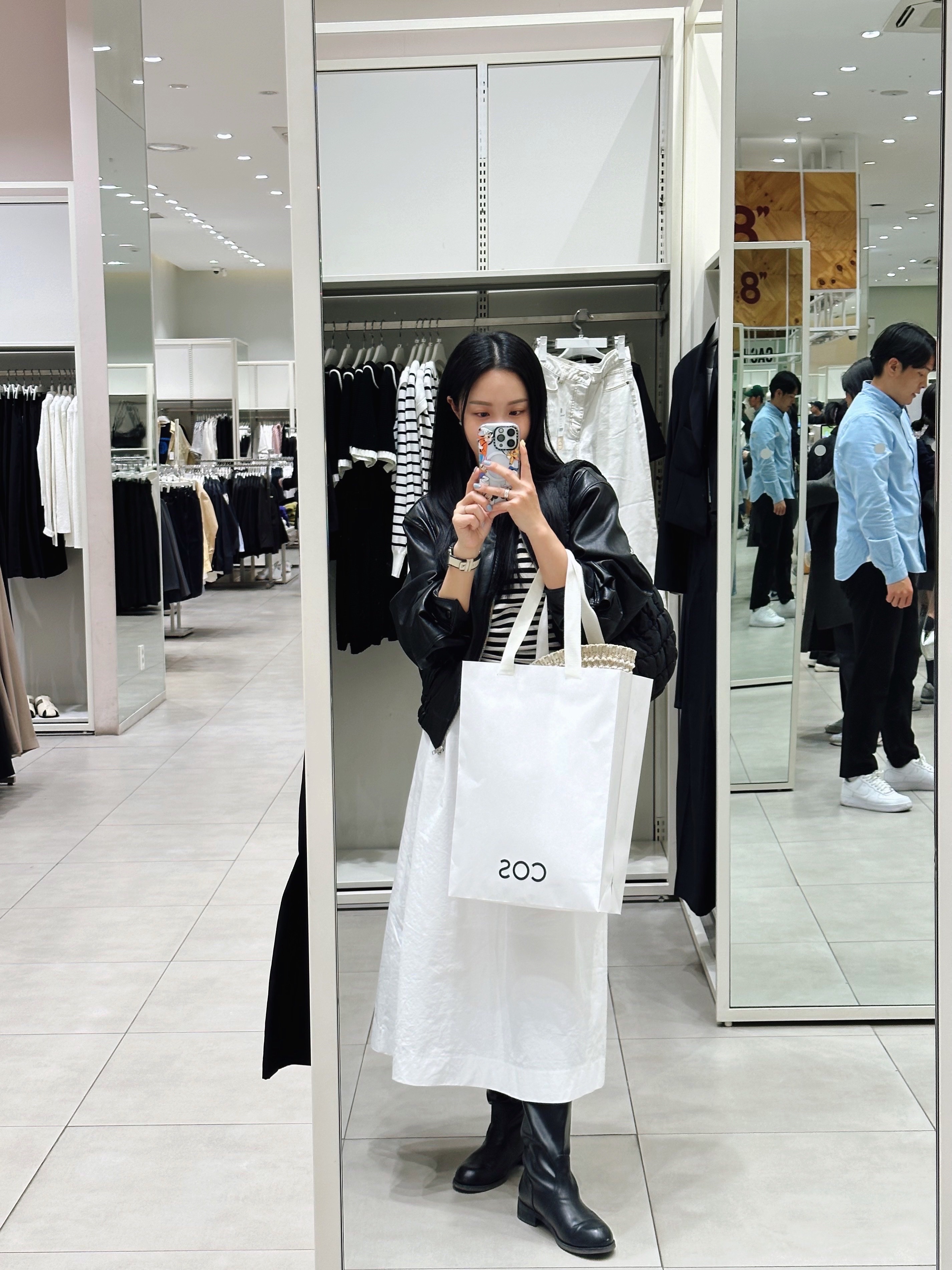COS Quilted Mini Bag Black 착용 스타일