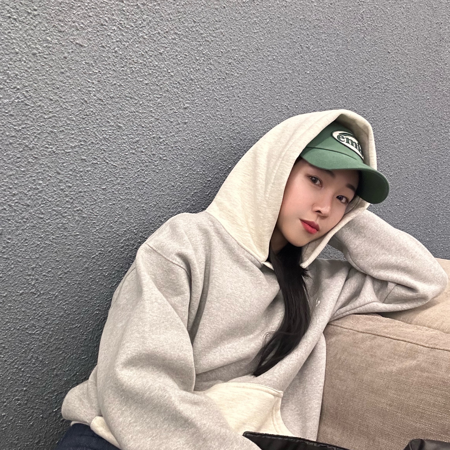 Emis Tone On Tone Wappen Ball Cap Green, IAB Studio Hoodie Dual Gray 착용 스타일