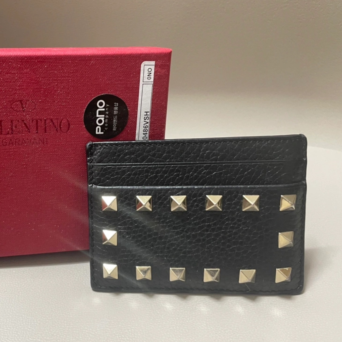 Valentino Rockstud Grainy Calfskin Card Holder Black 착용 스타일