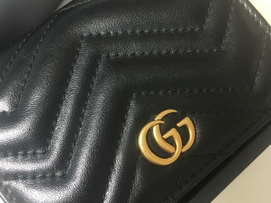 Gucci GG Marmont Matelasse Card Case Wallet Black 착용 스타일 - 2