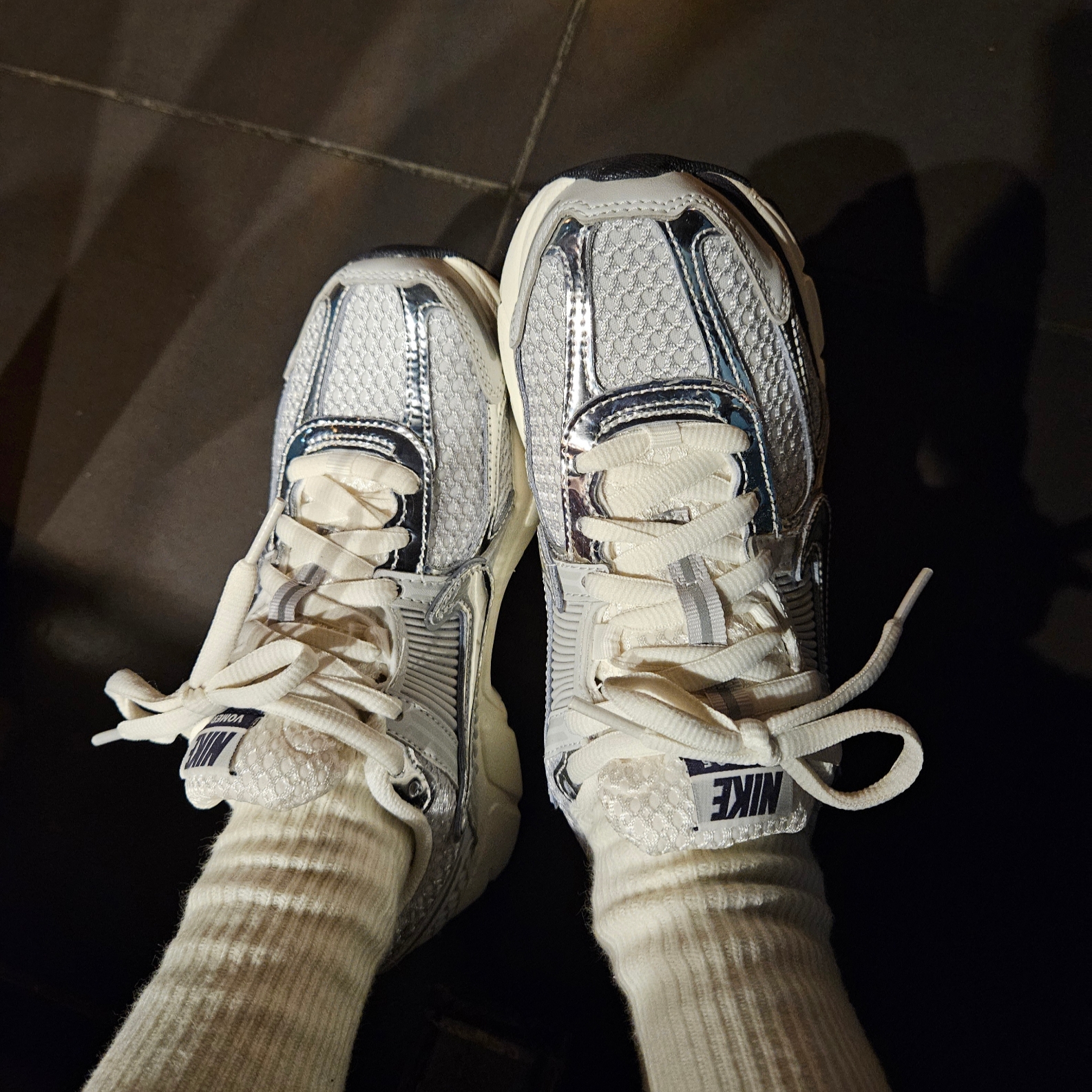 (W) Nike Zoom Vomero 5 Photon Dust and Metallic Silver 착용 스타일