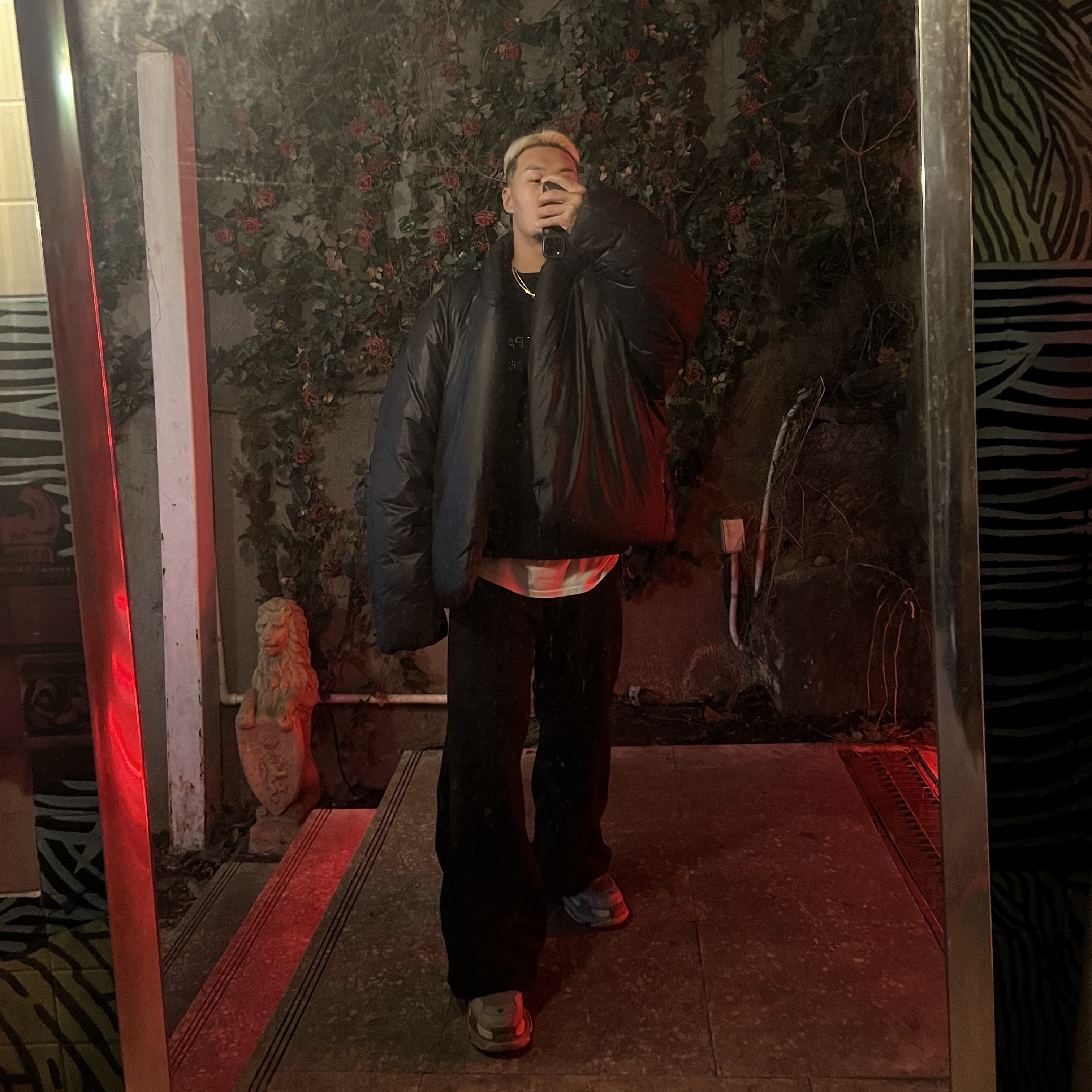 Yeezy Gap Engineered By Balenciaga Round Jacket 2 Black 착용 스타일