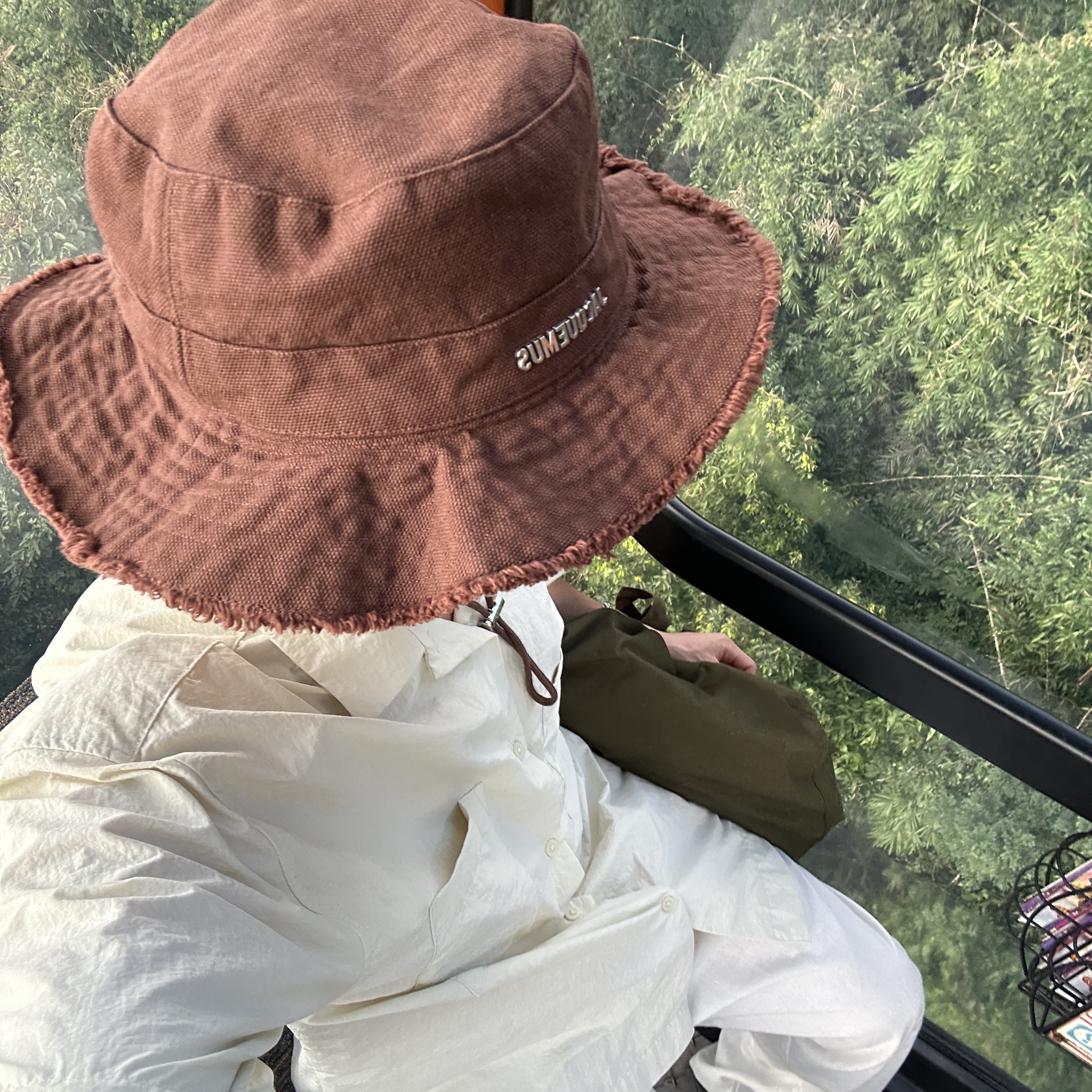 Jacquemus Le Bob Artichaut Bucket Hat Brown 착용 스타일